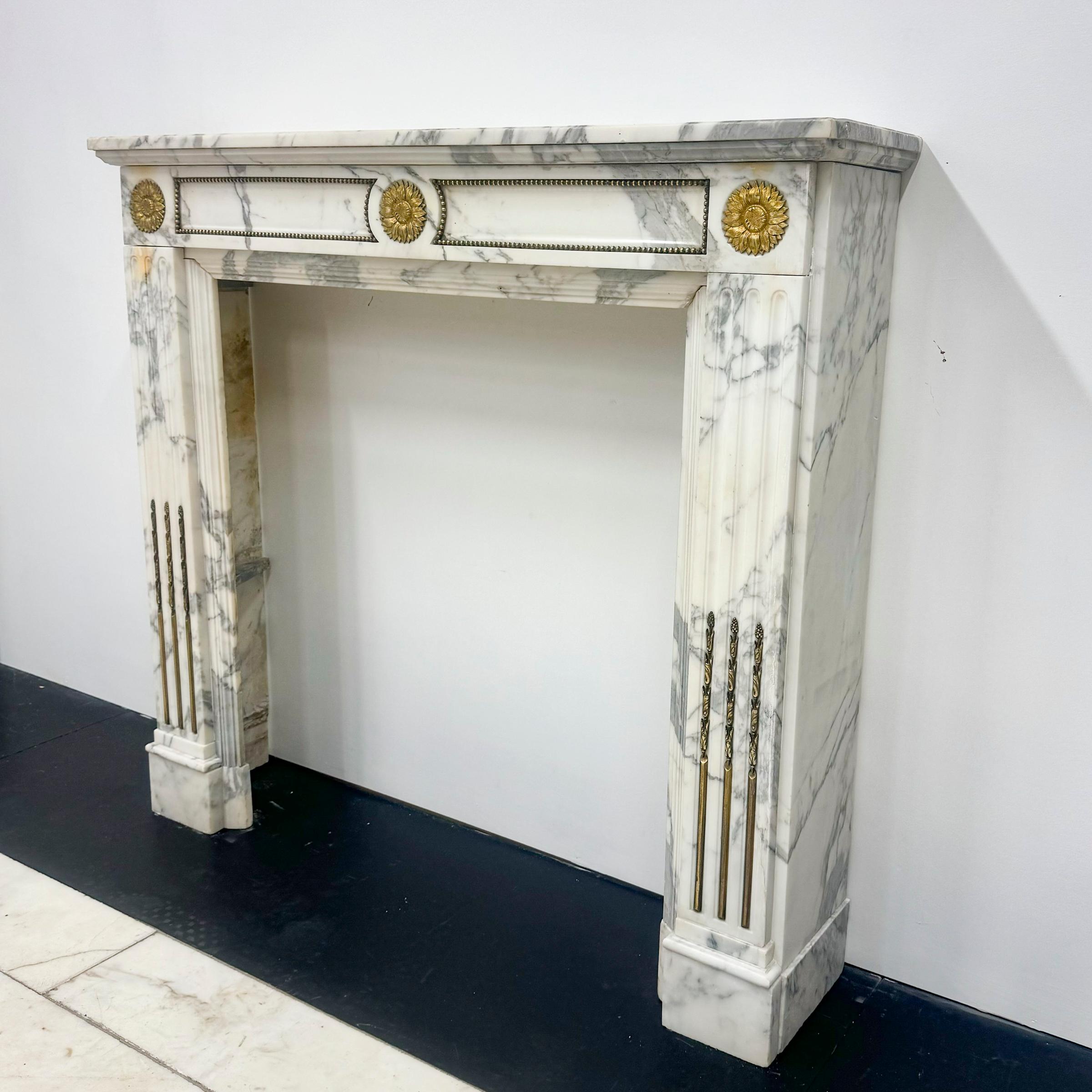 Kamin aus Arabescato-Marmor im Louis XVI-Stil 3
