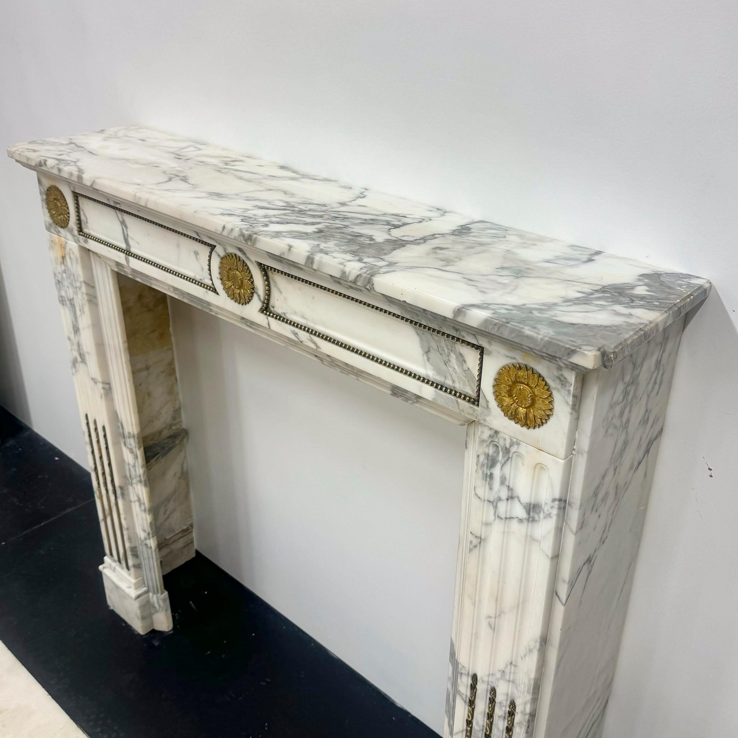 Kamin aus Arabescato-Marmor im Louis XVI-Stil 4