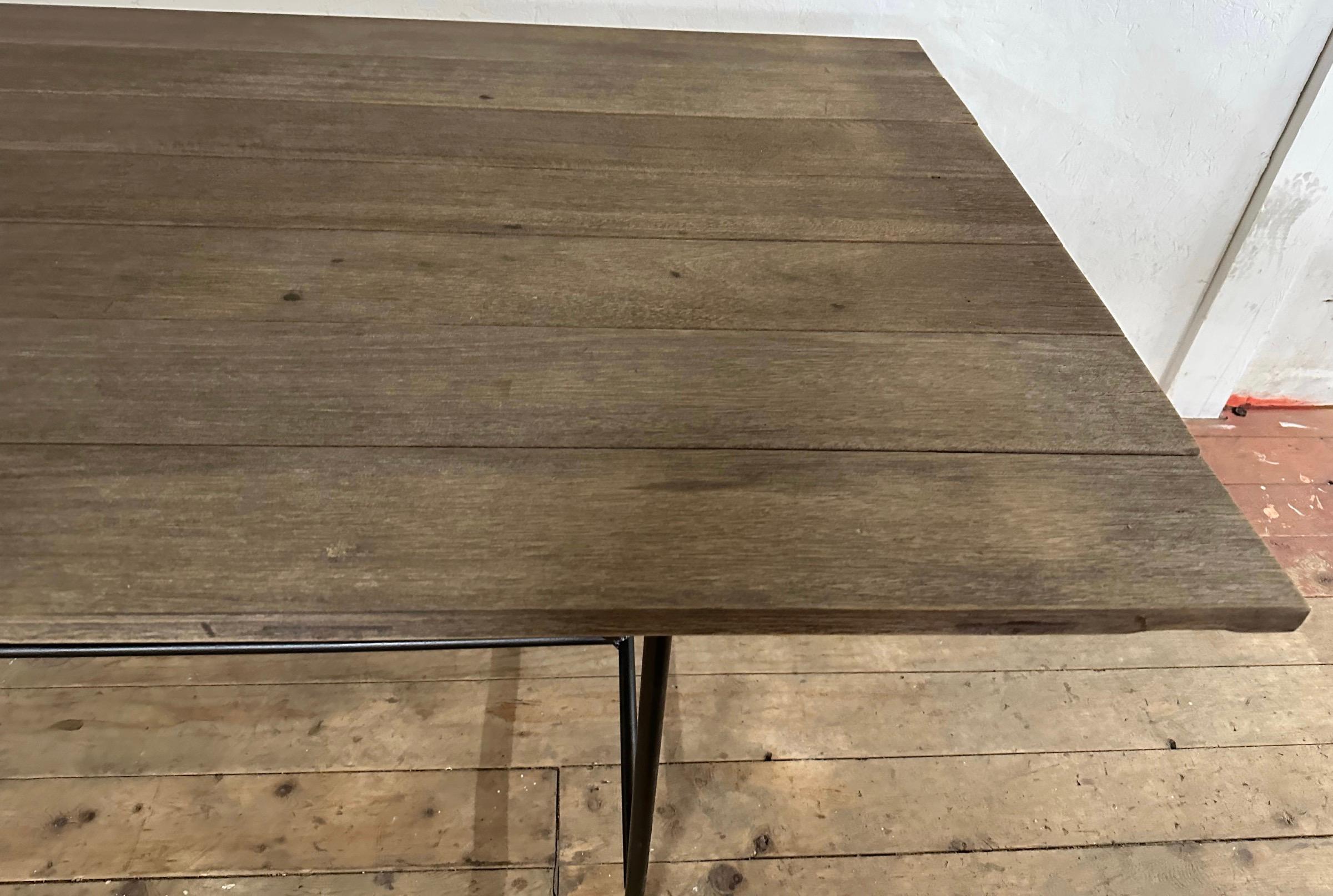 Élégante et rustique à la fois, cette table à manger de jardin en acajou et fer forgé a été fabriquée à partir de planches de bois d'acajou récupérées et la base en métal a été fabriquée sur mesure par nos soins.   Nous pouvons fabriquer la base en