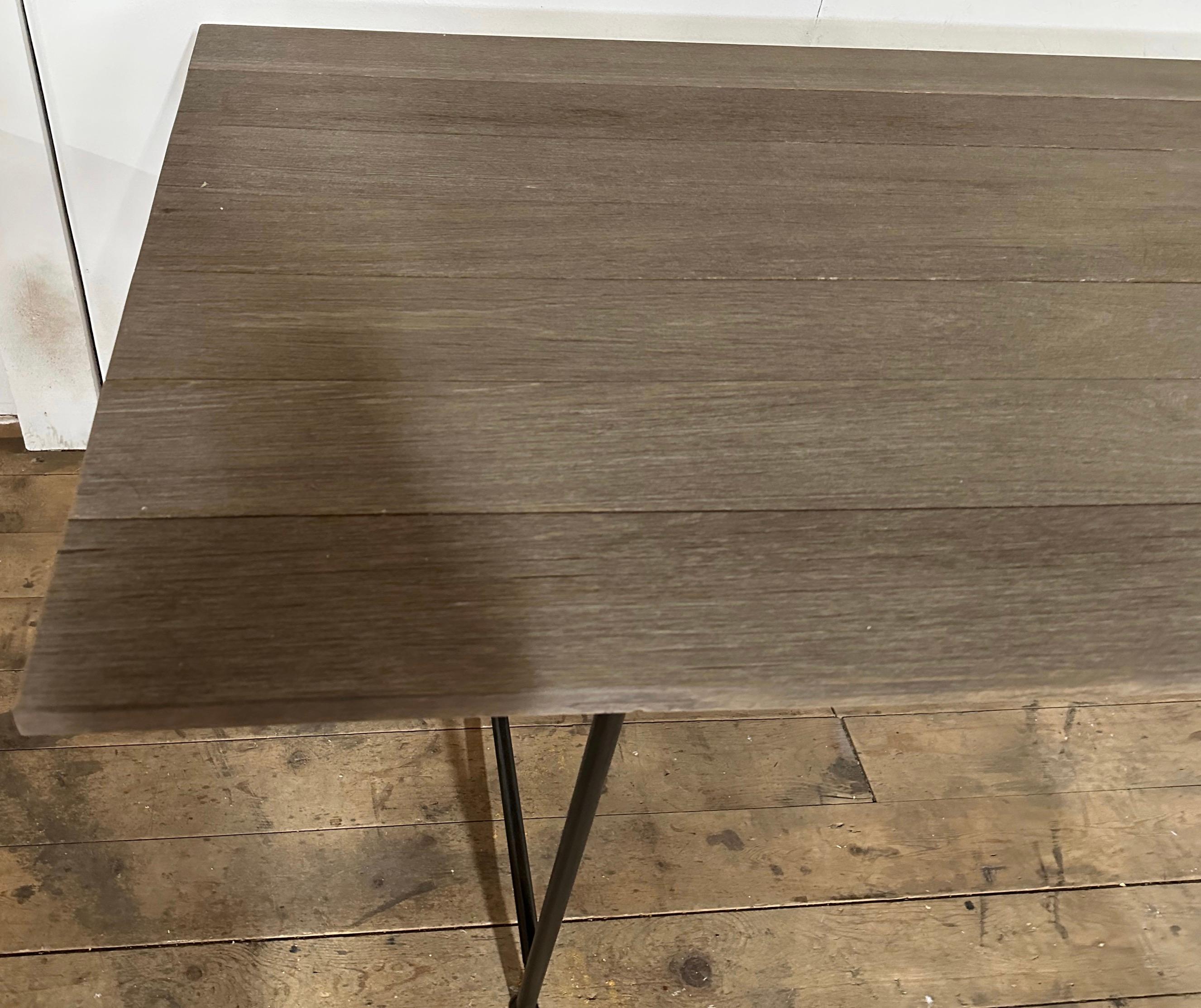 Recycelte Mahagoni-Holzplatte mit maßgefertigtem Metallsockel (21. Jahrhundert und zeitgenössisch) im Angebot