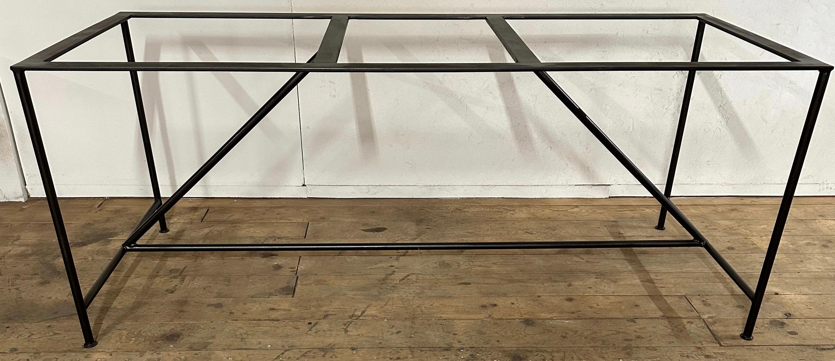 Recycelte Mahagoni-Holzplatte mit maßgefertigtem Metallsockel (Eisen) im Angebot
