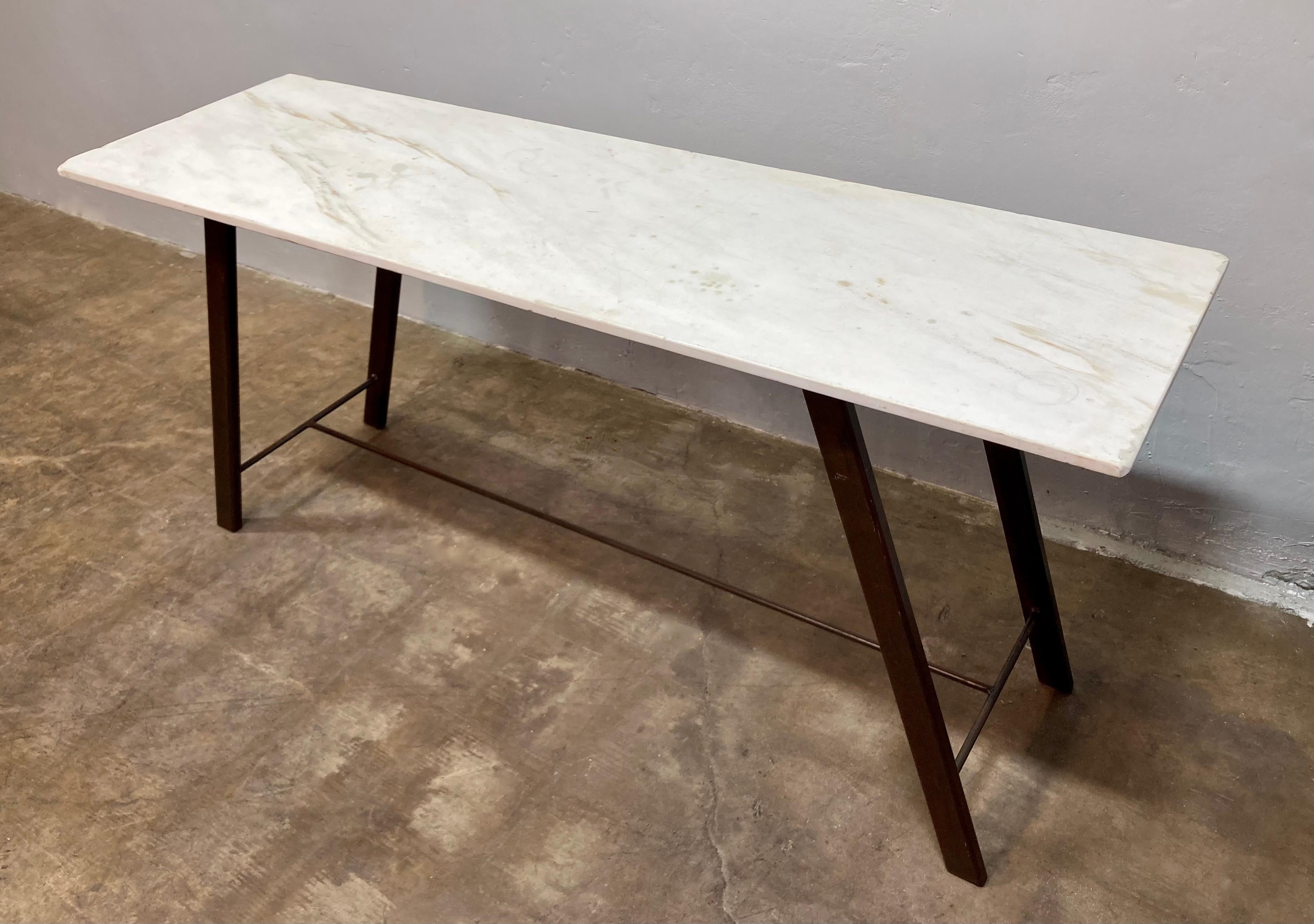 Eleganter modernistischer Konsolentisch mit einem speziell angefertigten Sockel aus dunklem Stahl und einer Platte aus wiederverwendetem Marmor. Deckel und Sockel sind nicht befestigt. Die Tischplatte ist ein massives Stück elfenbeinfarbener Marmor.