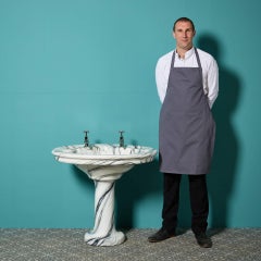 Lavabo su piedistallo in gres effetto marmo di recupero