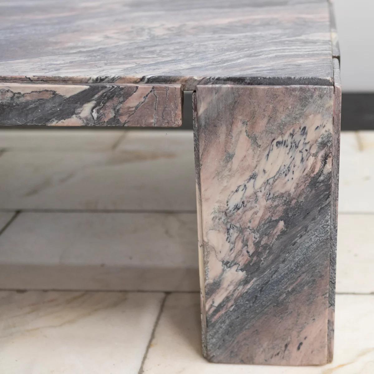 Table basse en marbre sicilien récupéré du milieu du siècle dernier en vente 4