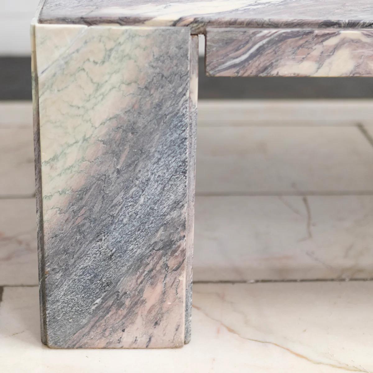 Table basse en marbre sicilien récupéré du milieu du siècle dernier en vente 5