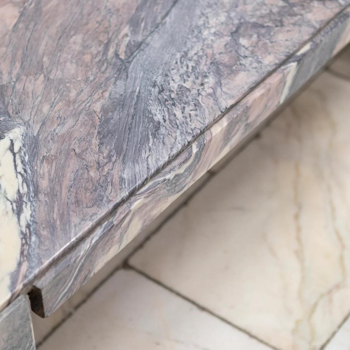 Table basse en marbre sicilien récupéré du milieu du siècle dernier en vente 6
