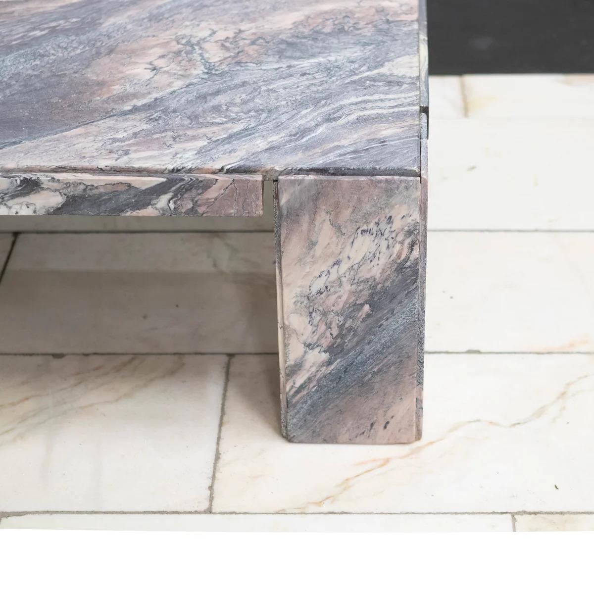 Table basse en marbre sicilien récupéré du milieu du siècle dernier en vente 9