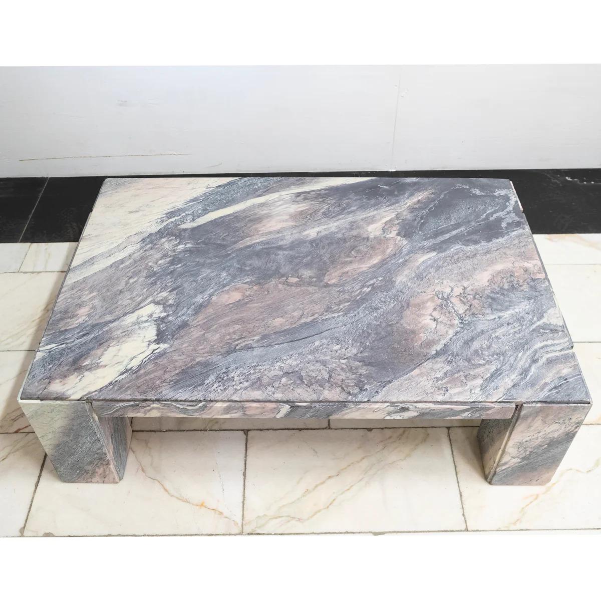Table basse en marbre sicilien récupéré du milieu du siècle dernier en vente 10