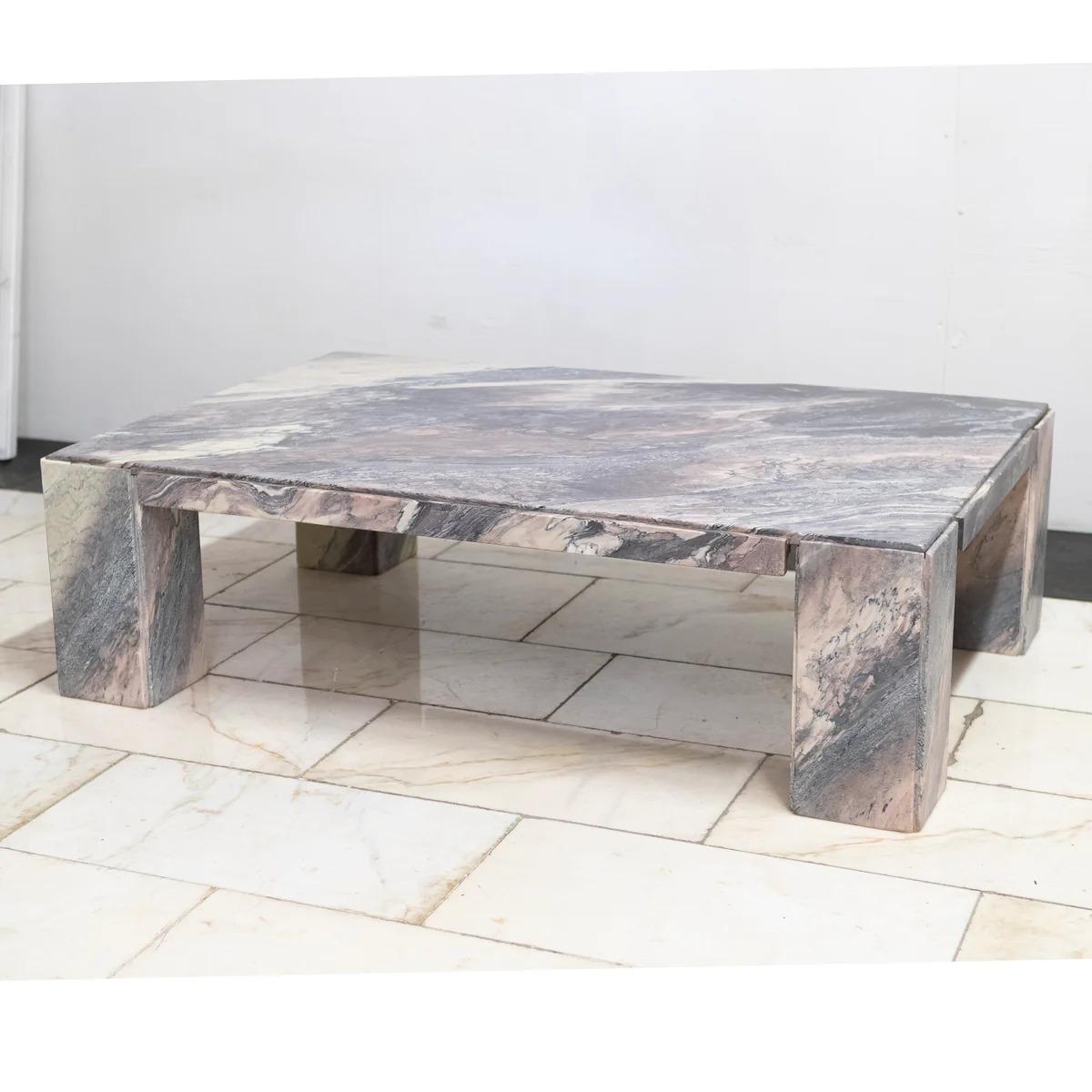 D'une belle simplicité, cette table en marbre recyclé offre une merveilleuse gamme de teintes mauves, violettes et roses provenant de l'énigmatique marbre italien. 

Le design minimaliste permet au marbre d'être le point central de cette table basse