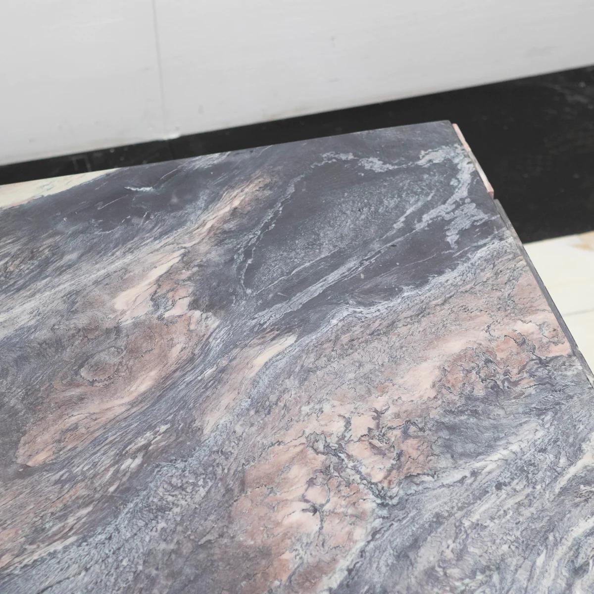 italien Table basse en marbre sicilien récupéré du milieu du siècle dernier en vente