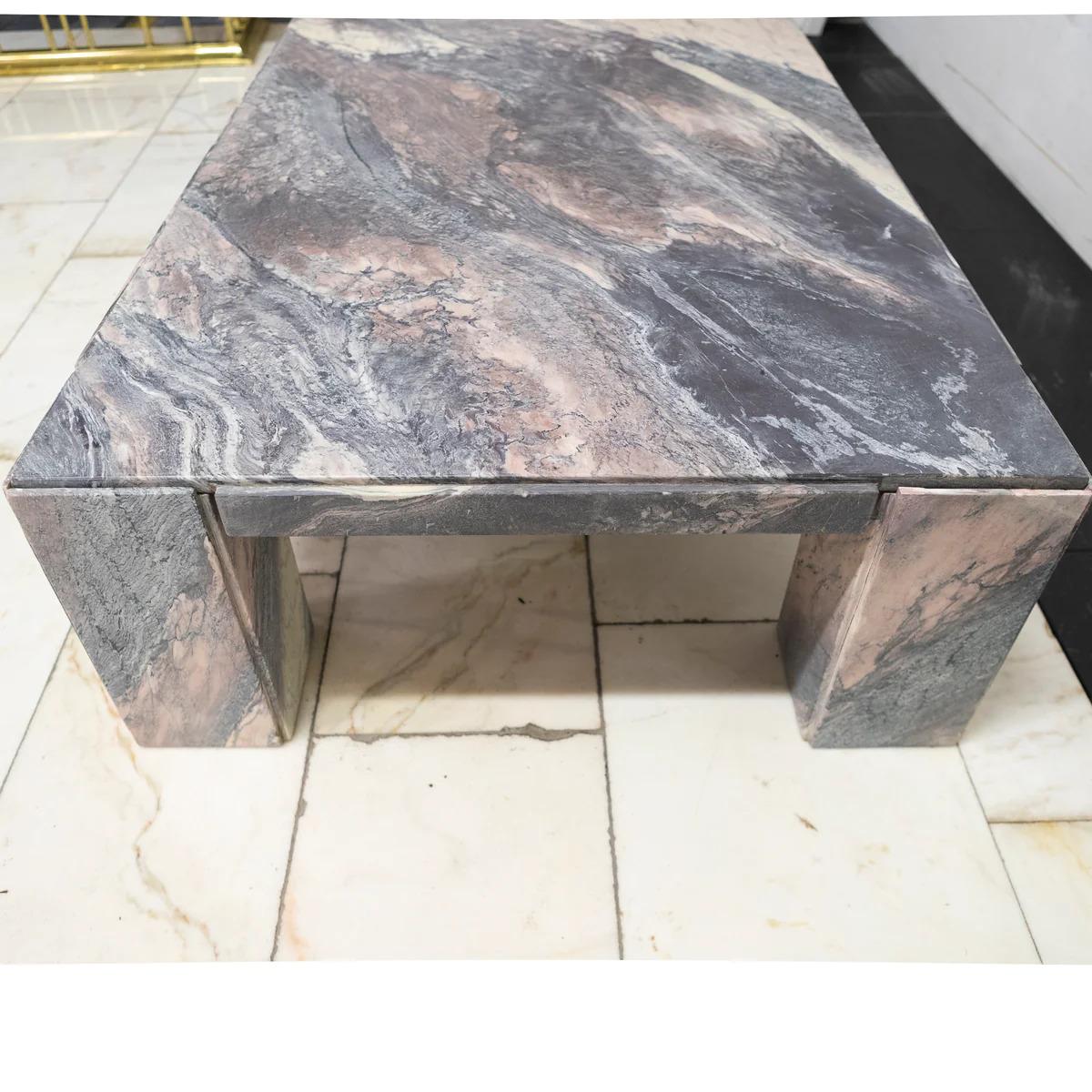 Table basse en marbre sicilien récupéré du milieu du siècle dernier en vente 2