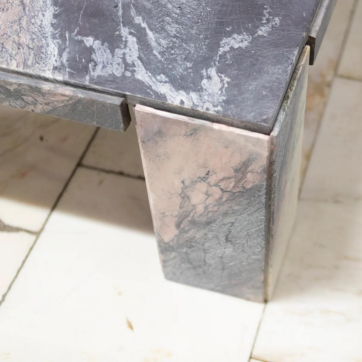 Table basse en marbre sicilien récupéré du milieu du siècle dernier en vente 3