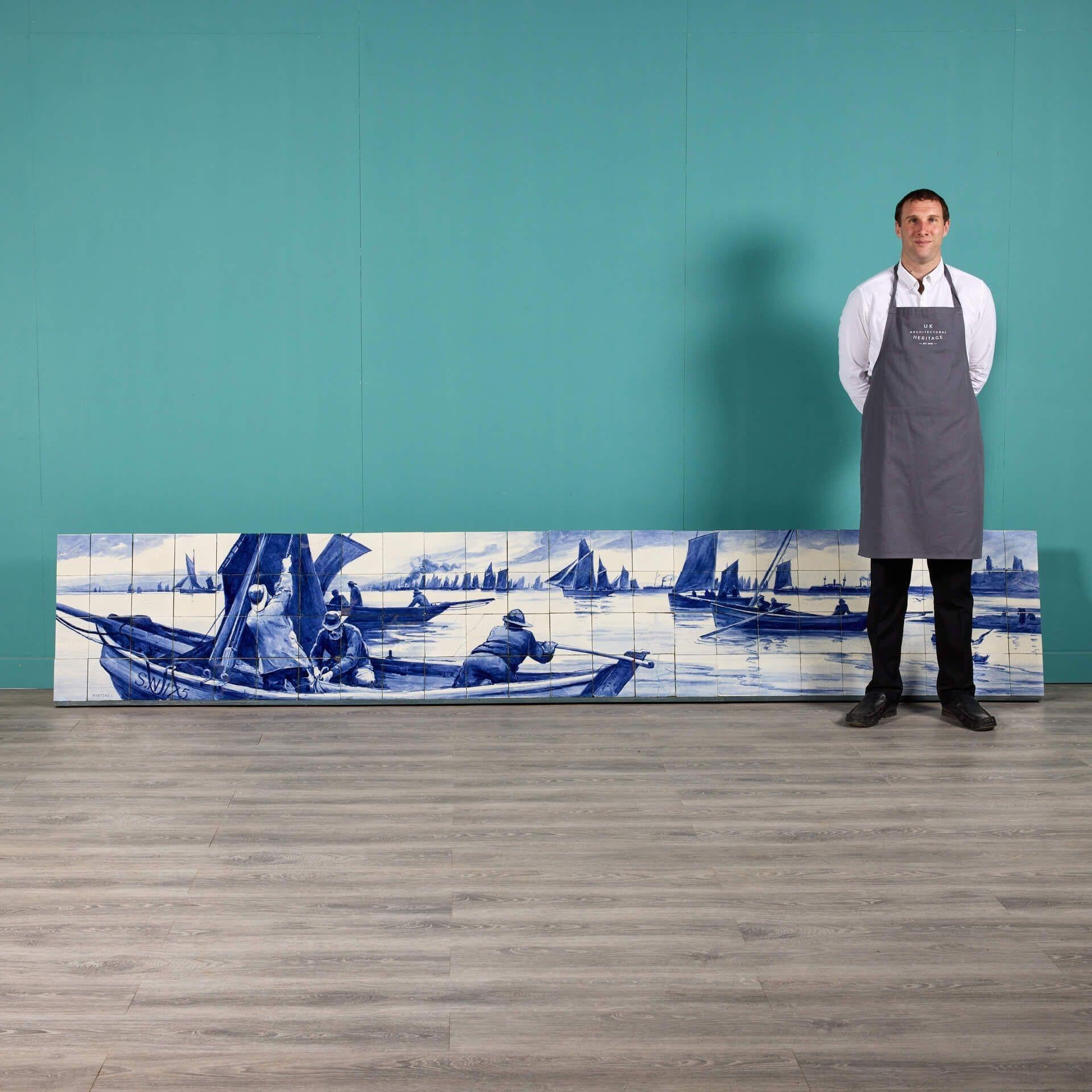 Ein Set aus blauen und weißen glasierten Fliesen von Minton, die ein Meerespanorama darstellen. Die aus 95 Sechs-Zoll-Kacheln bestehende Tafel, die auf einem speziell angefertigten, abgewinkelten Brett angebracht ist, zeigt eine schöne Szene mit
