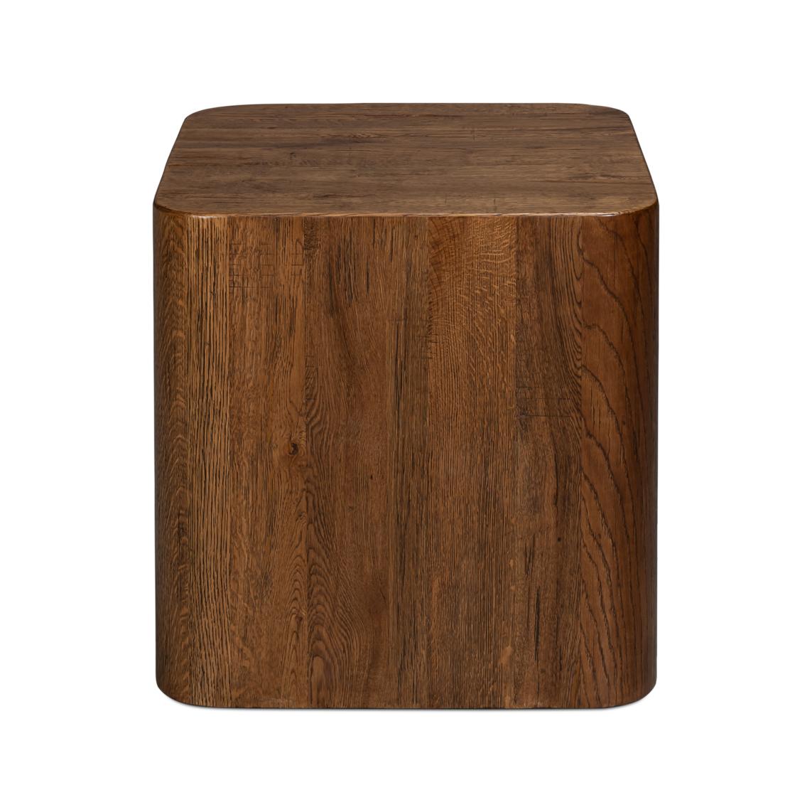Fabricada en roble recuperado de alta calidad, esta mesa presenta un veteado y una textura únicos, que hacen que cada pieza sea única. El diseño sostenible no sólo lleva la belleza de la naturaleza al interior, sino que también hace hincapié en el