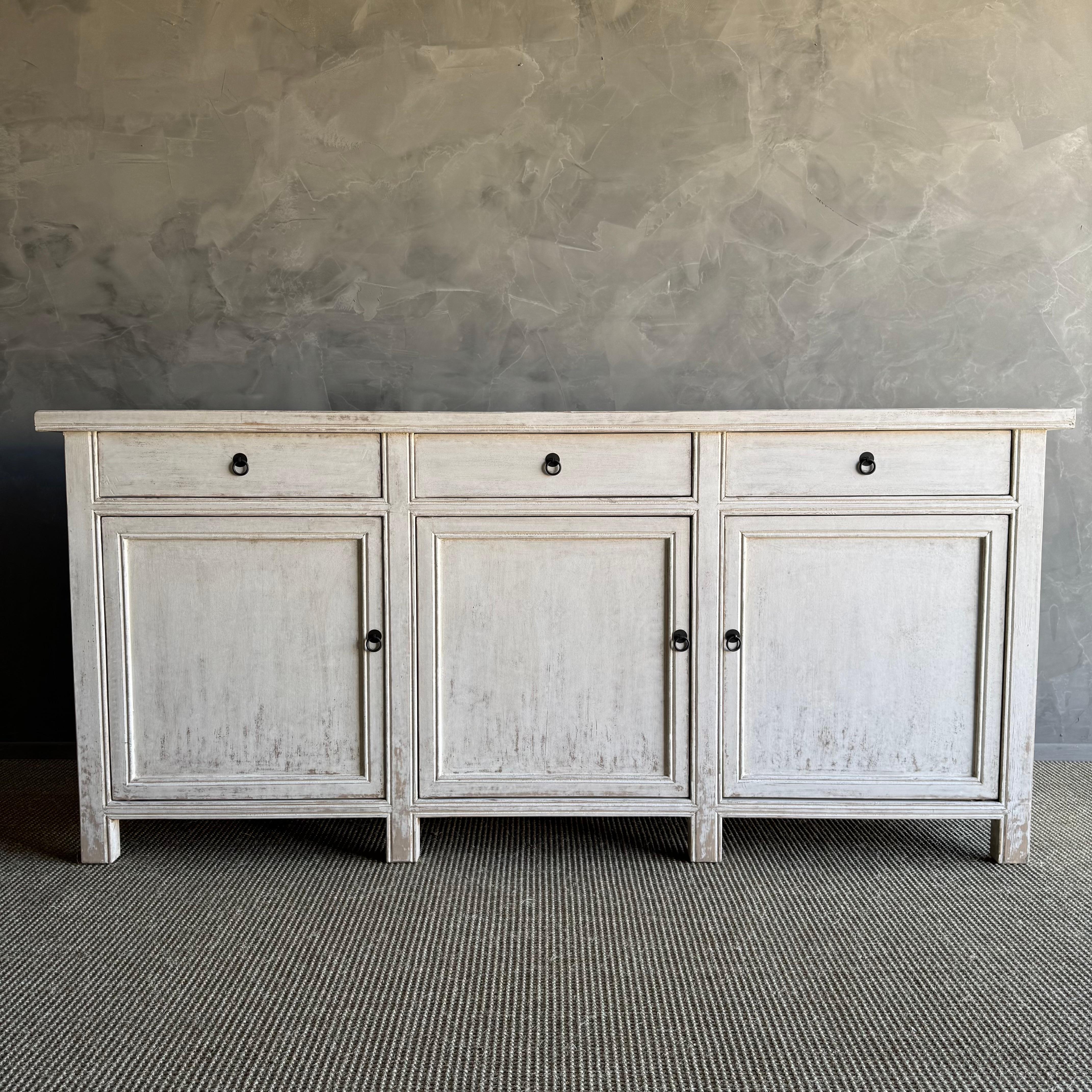 Organico moderno Armadietto in pino bianco verniciato con cassetti e ante di recupero in vendita