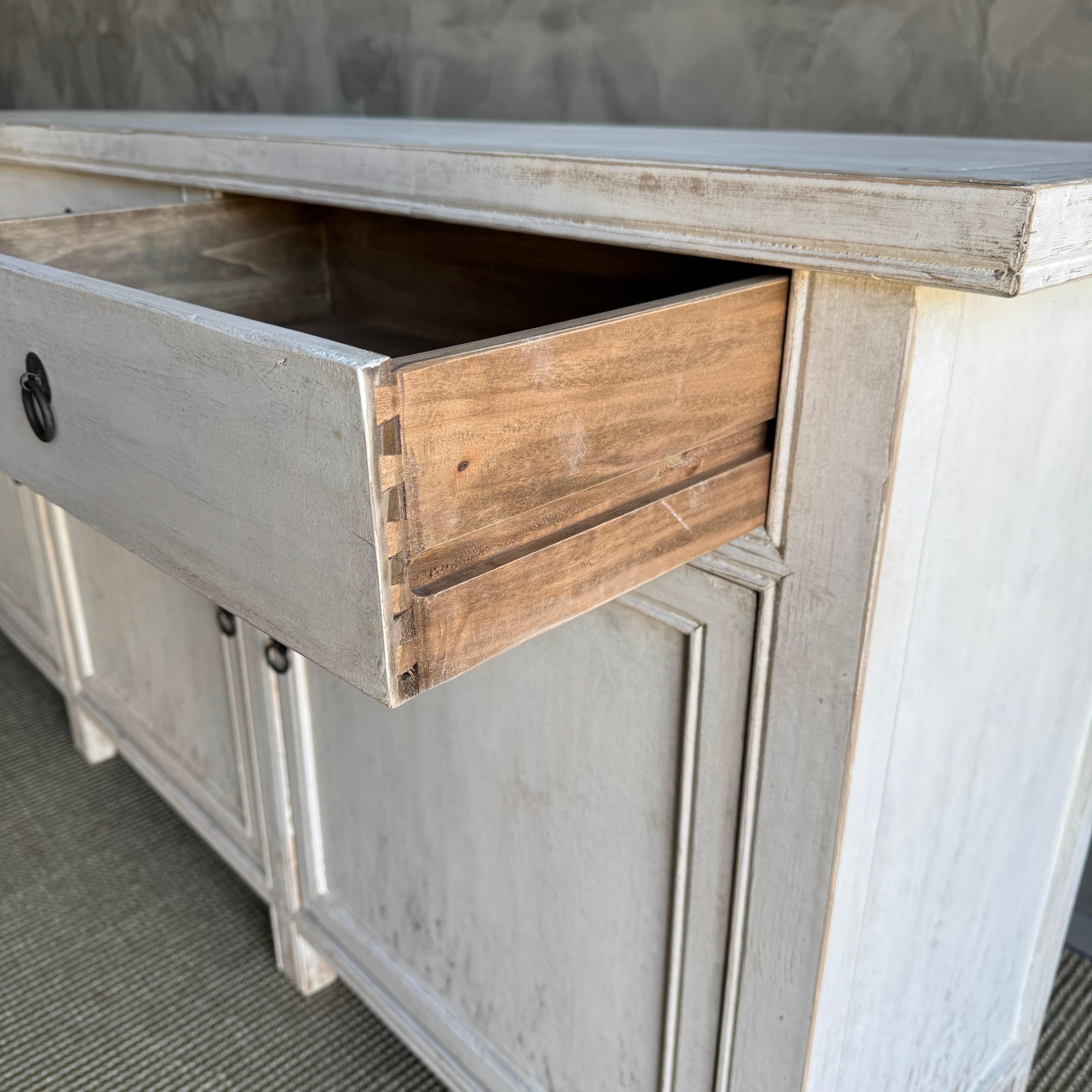 Legno di recupero Armadietto in pino bianco verniciato con cassetti e ante di recupero in vendita