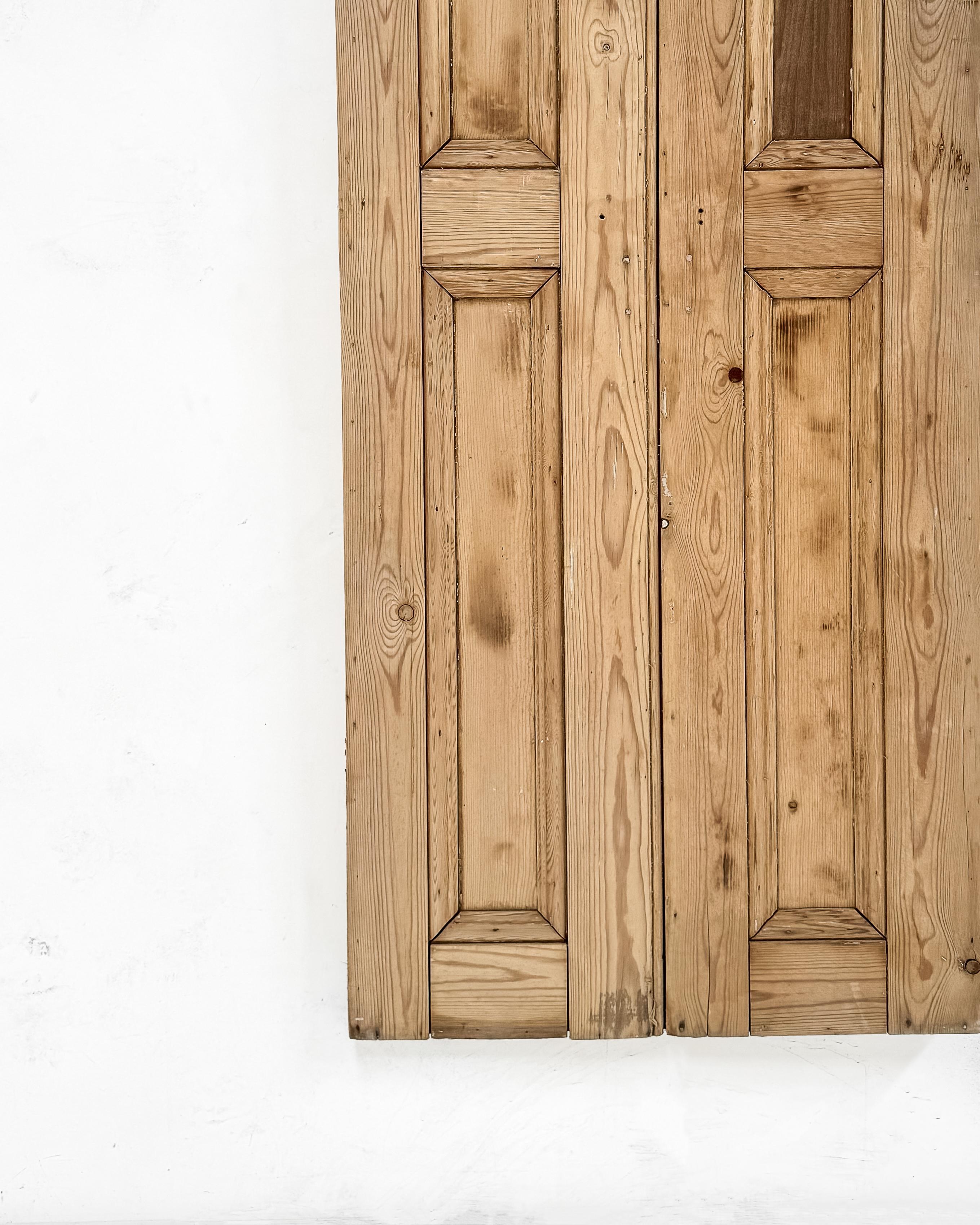 Pin Paire de portes d'armoire en pin anglais du 19e siècle à deux panneaux, récupérées en vente