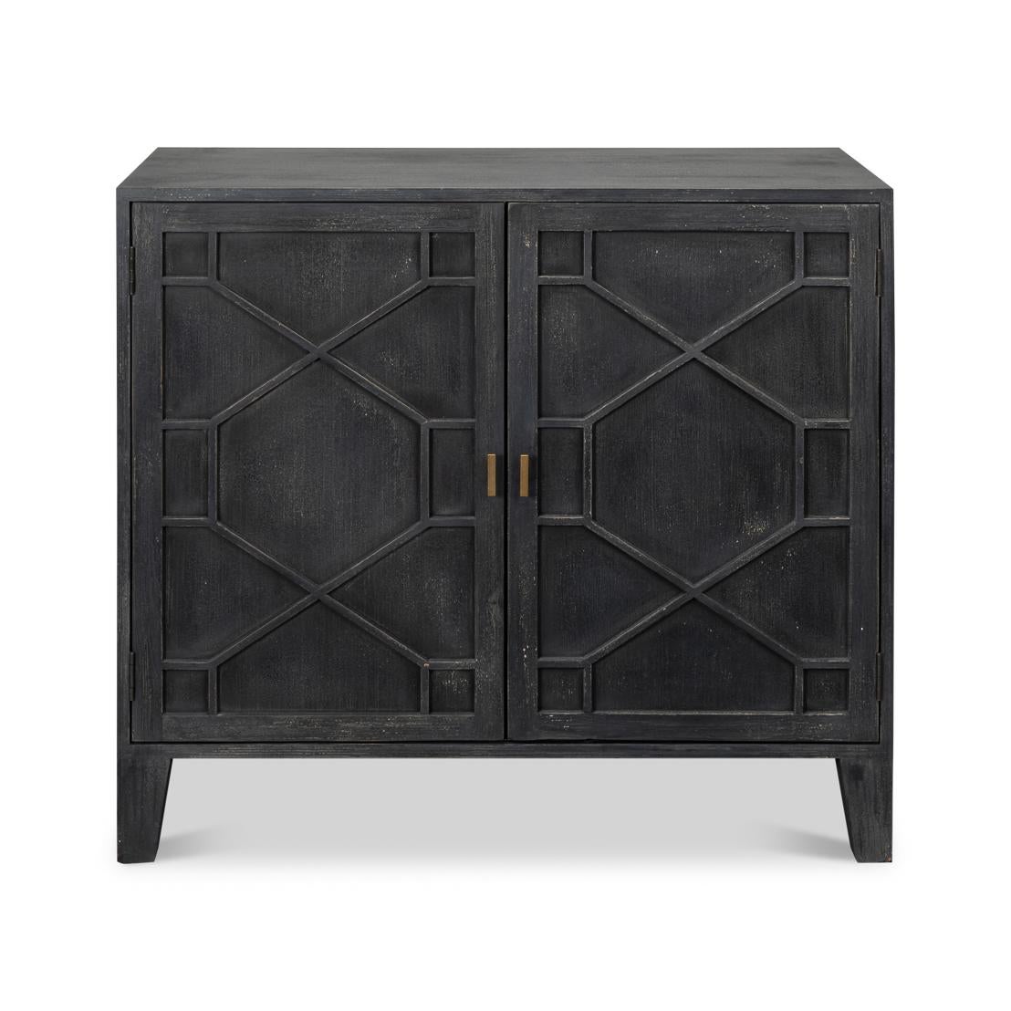 Fabricado con pino recuperado, su elegante acabado negro Taizhou resalta el carácter natural de la madera, mientras que las grecas ciegas de las puertas, inspiradas en el Chippendale chino, añaden un detalle geométrico artístico. Esta combinación de