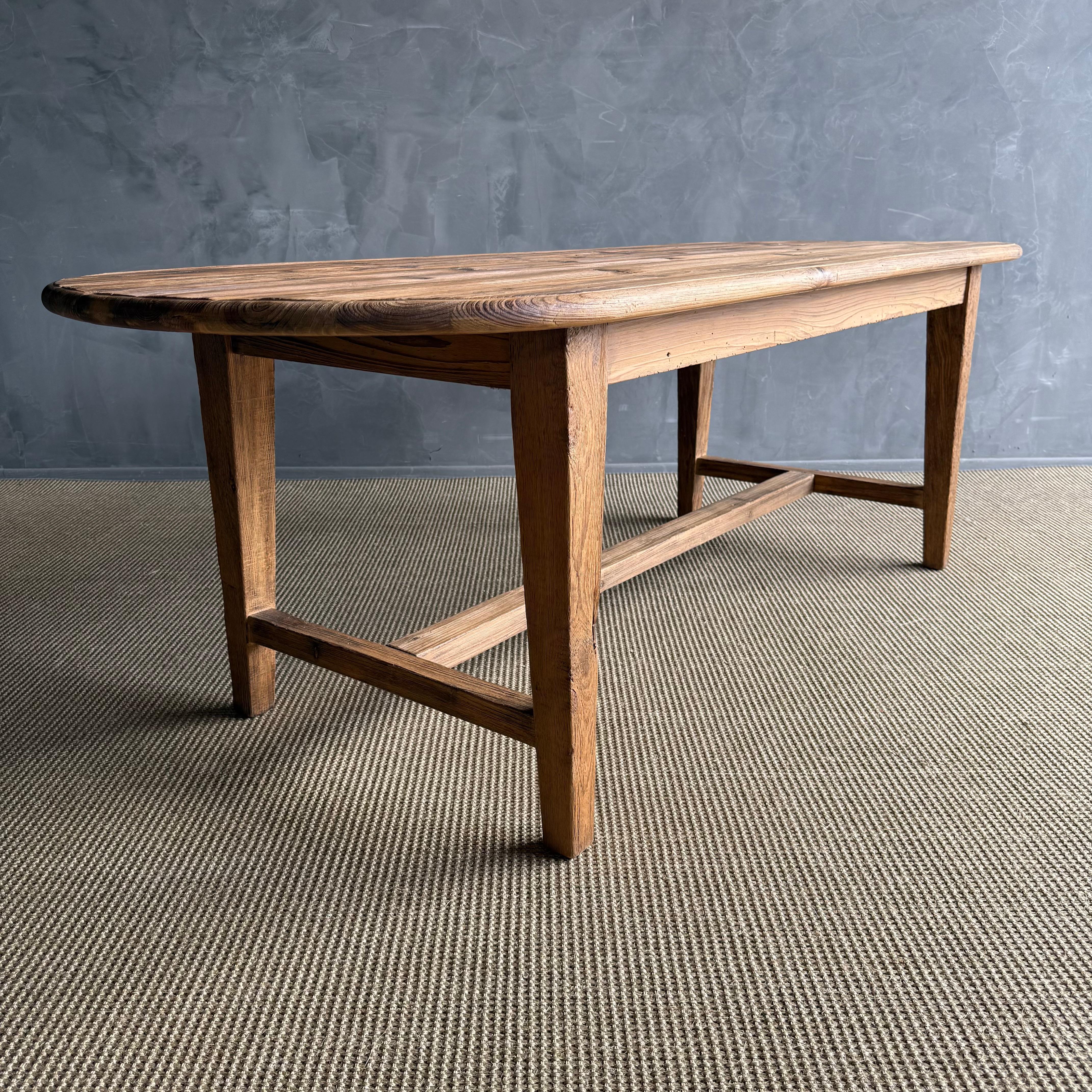 Table de salle à manger ovale en pin recyclé Style fermier européen en vente 8