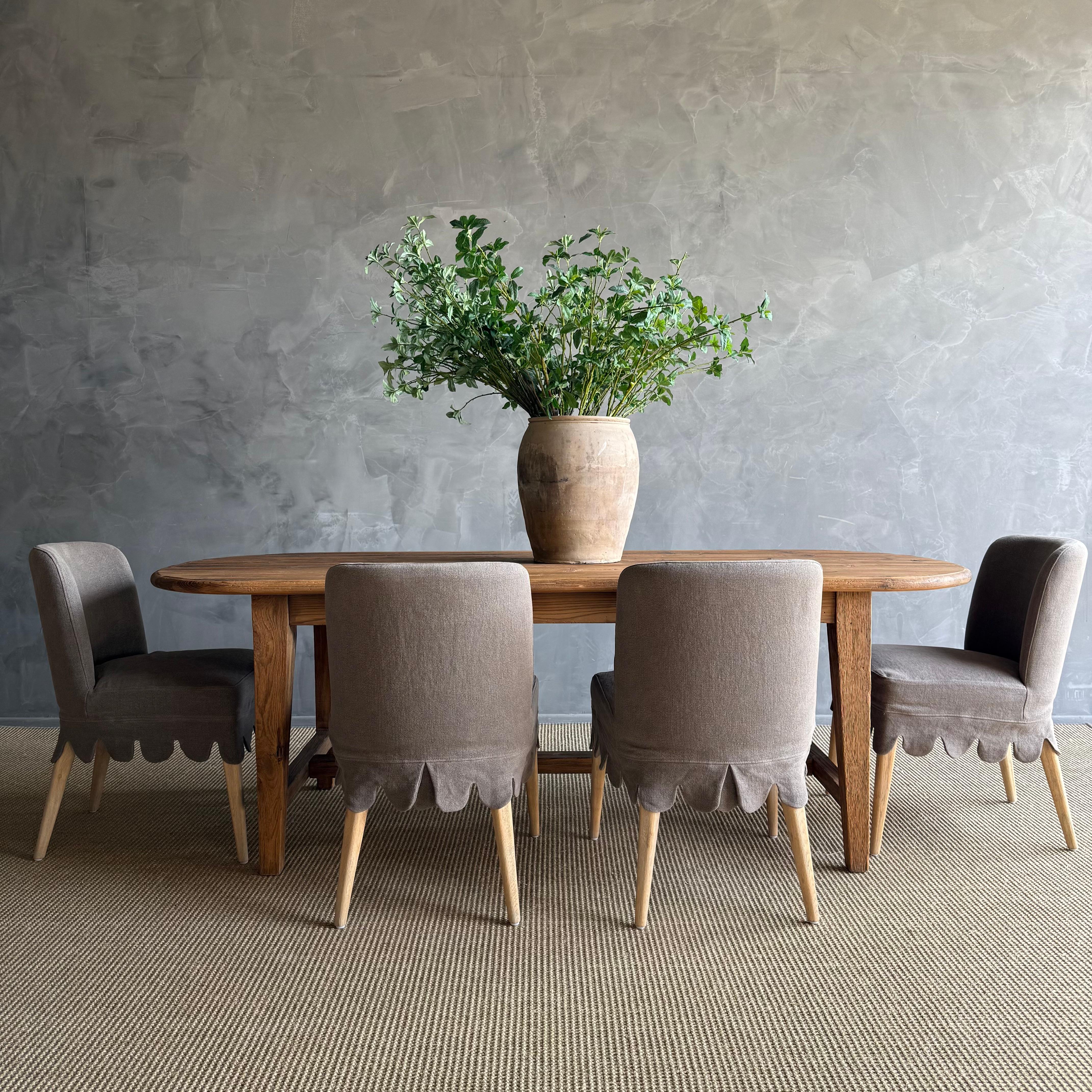 Cette table de salle à manger en pin récupéré dégage un charme antique grâce à sa construction solide et robuste. Le ton miel chaud du bois ajoute une touche d'élégance à toute salle à manger. 
89