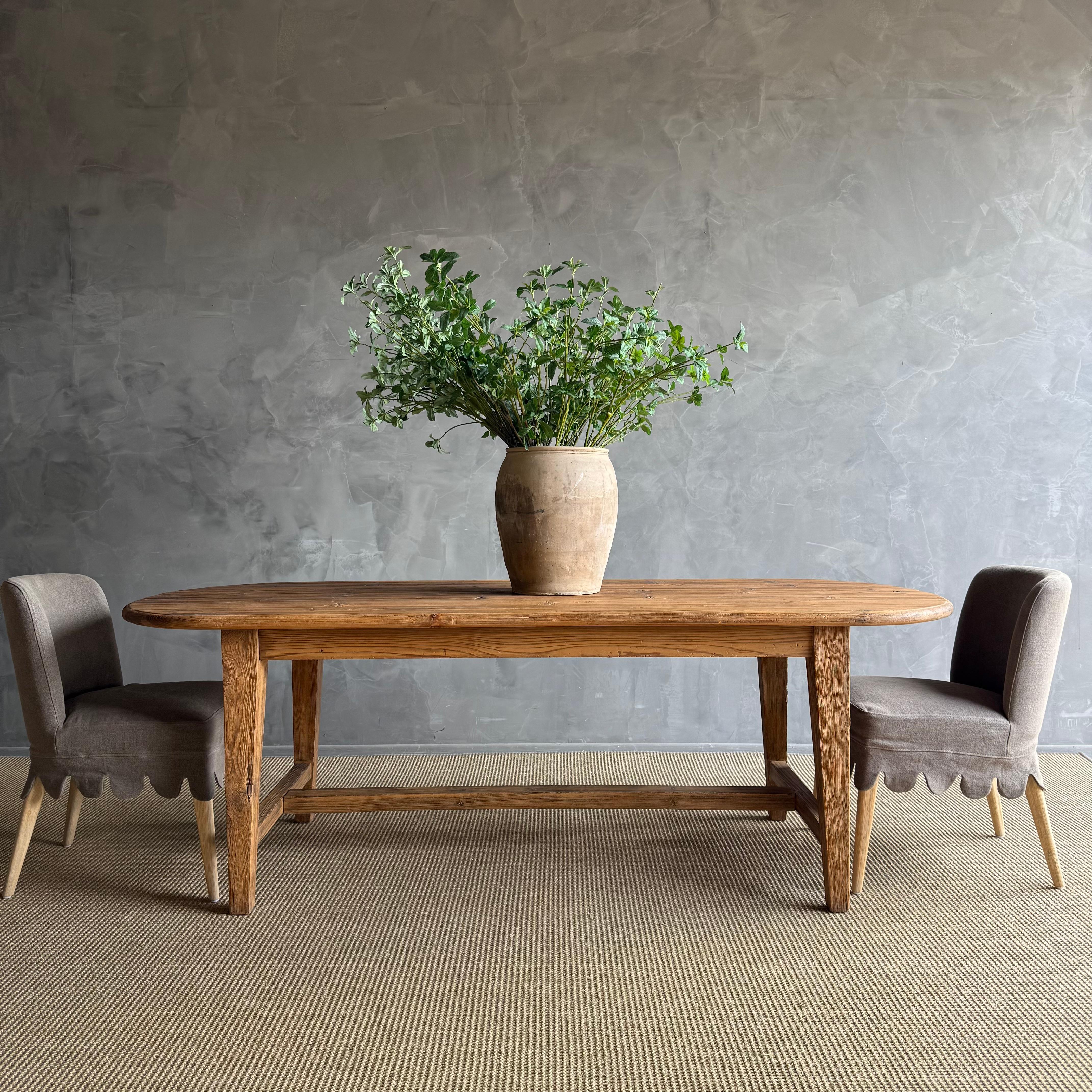 Table de salle à manger ovale en pin recyclé Style fermier européen Bon état - En vente à Old Town Orange, CA