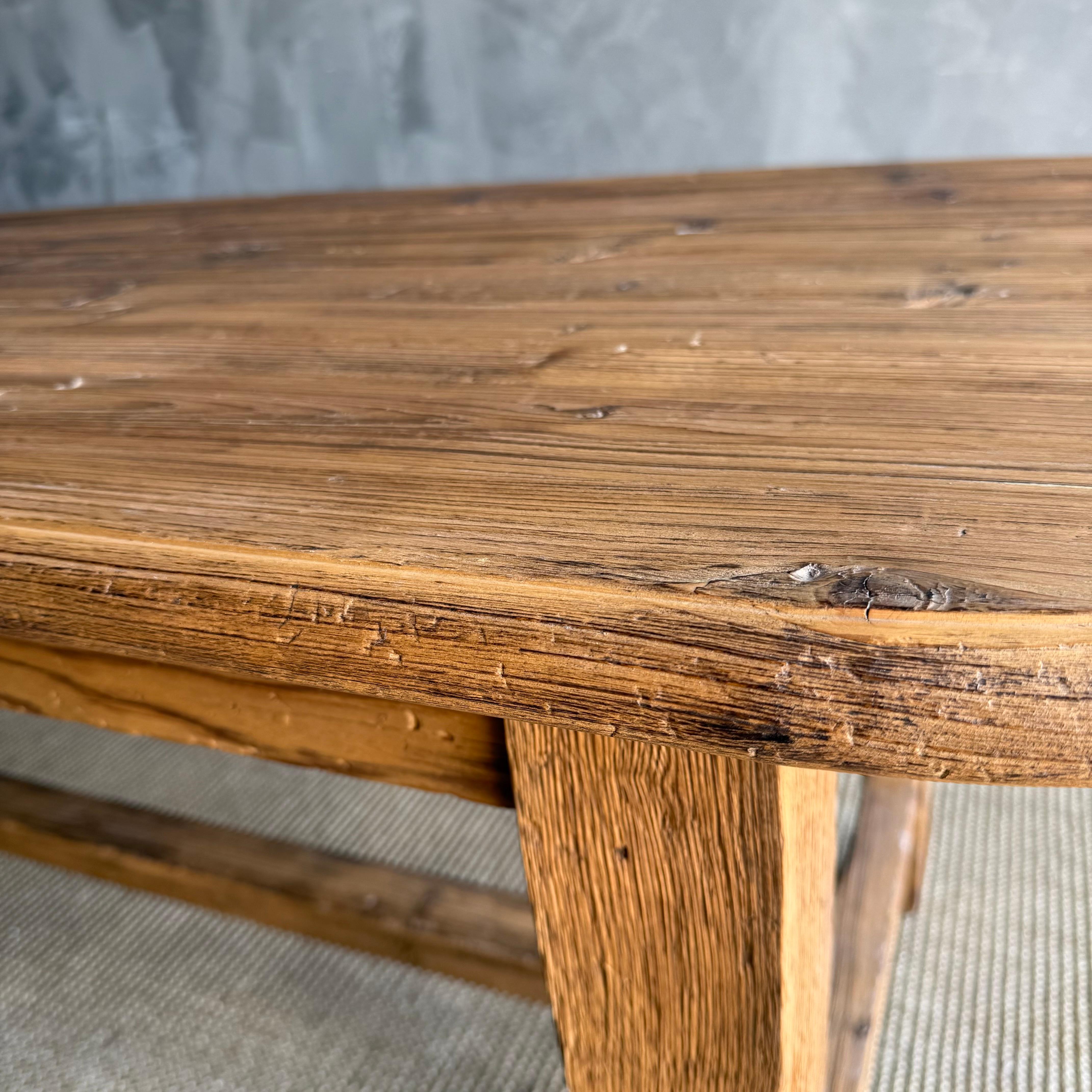 Pin Table de salle à manger ovale en pin recyclé Style fermier européen en vente