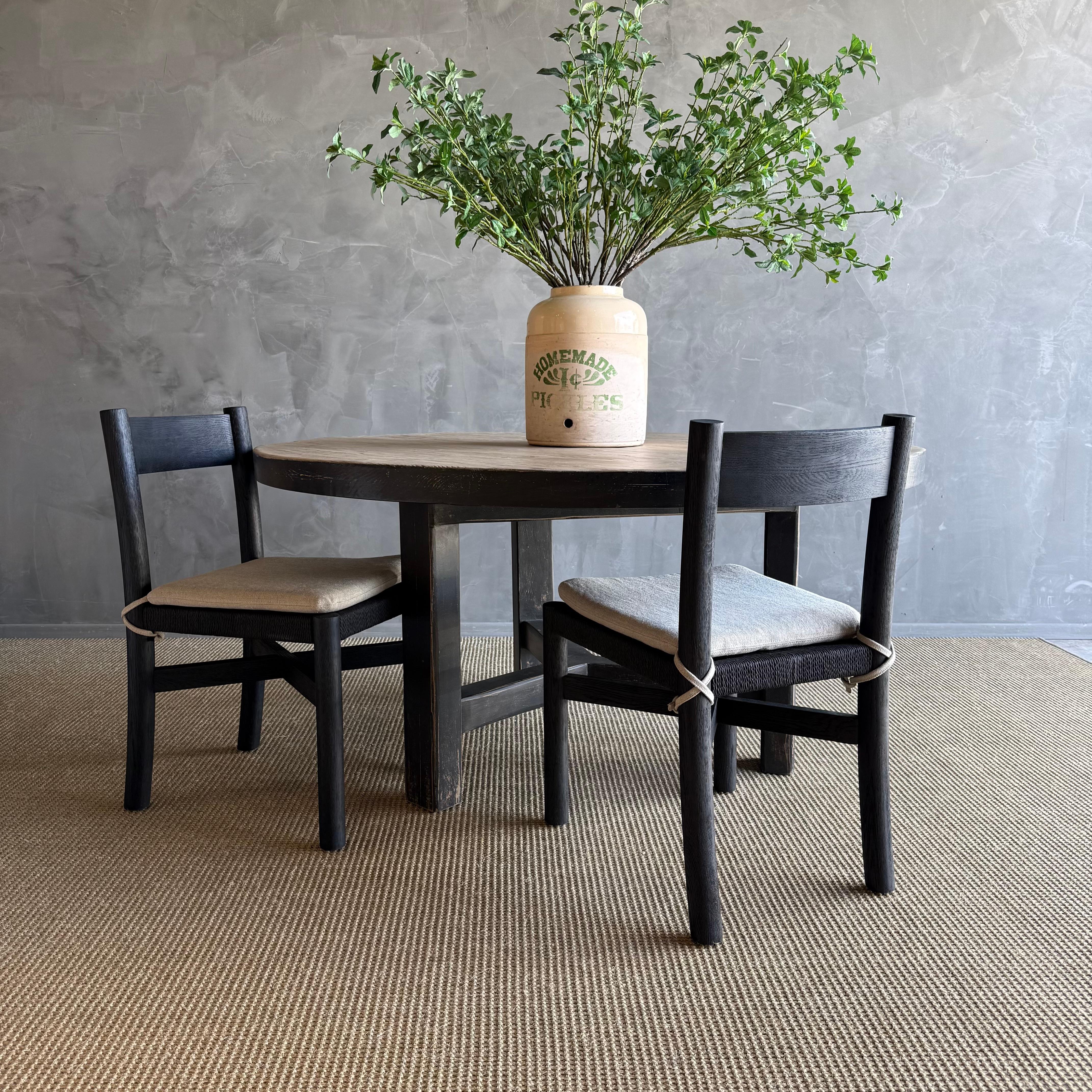 La table à manger Dana est une magnifique pièce fabriquée à la main qui rehaussera n'importe quel espace de repas.  Fabriqué à partir de bois massif récupéré, avec ses pieds épais et solides, et ses châssis en Y, il sera certainement votre pièce