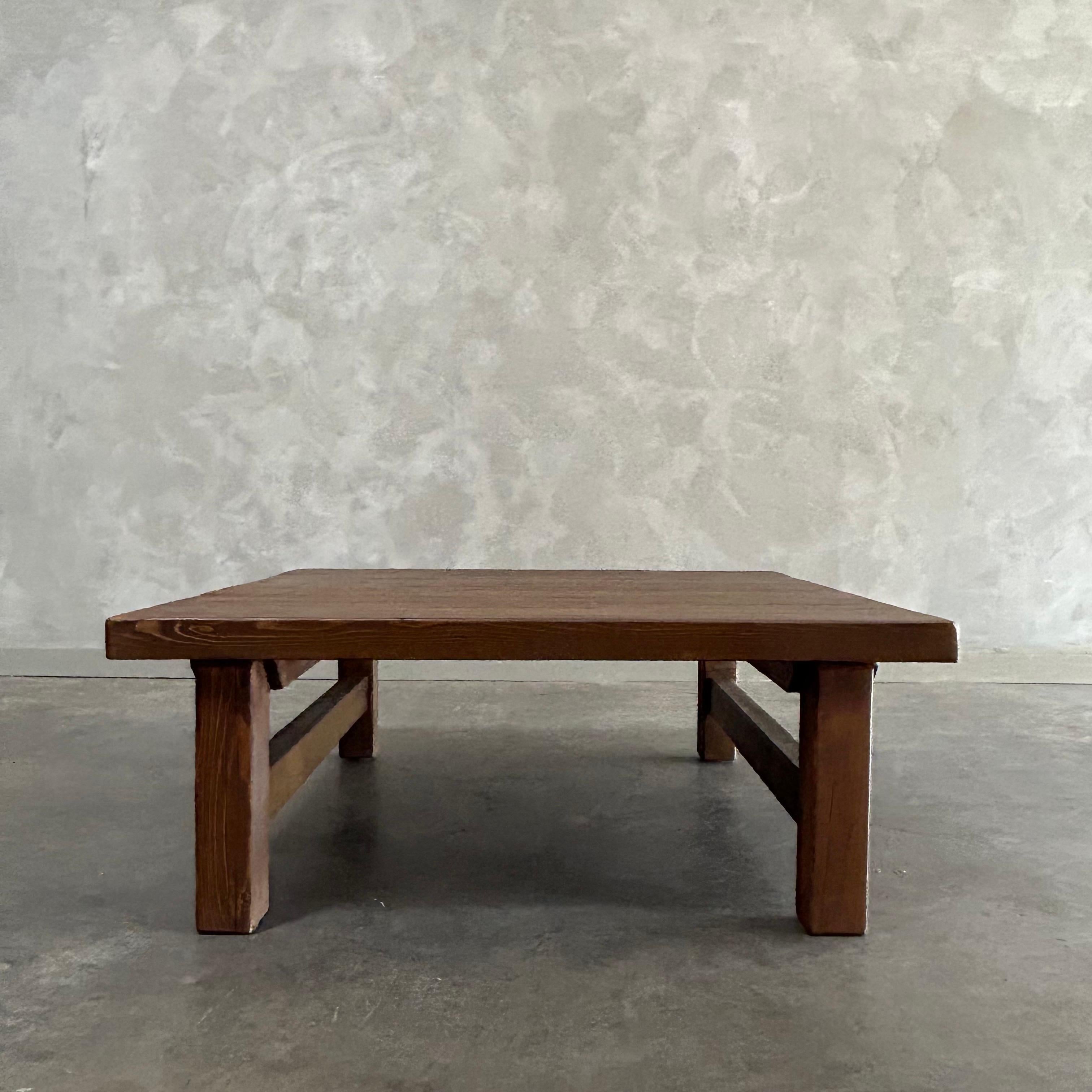 Mesa de centro Keya Acabado: Nogal 
Estas viejas maderas de pino se muestran en su forma más primigenia y natural. Los métodos de construcción artesanales resaltan el bello veteado de la madera de pino y los nudos y fisuras de su vida pasada. Los