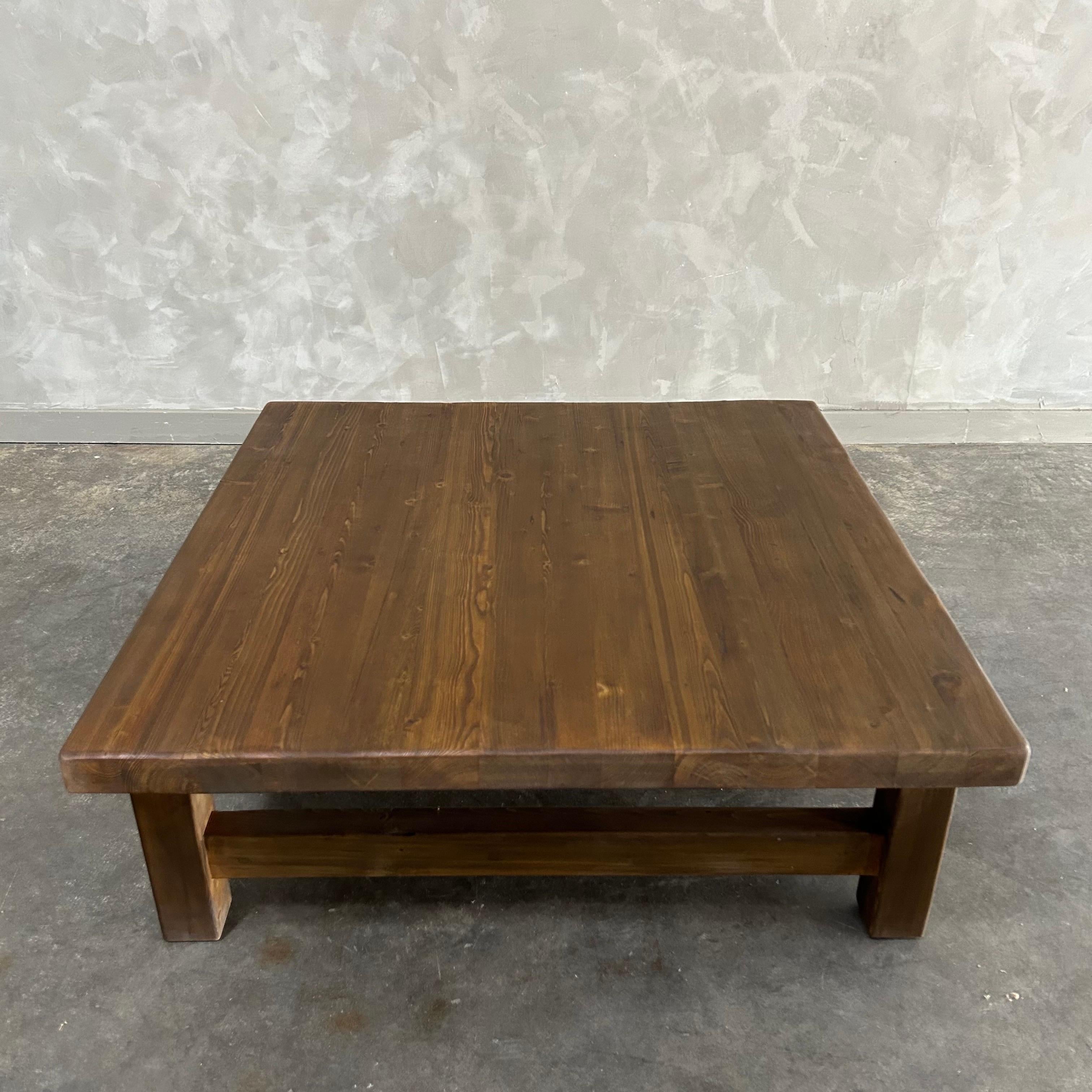Reclaimed pine wood coffee table In New Condition For Sale In Brea, CA