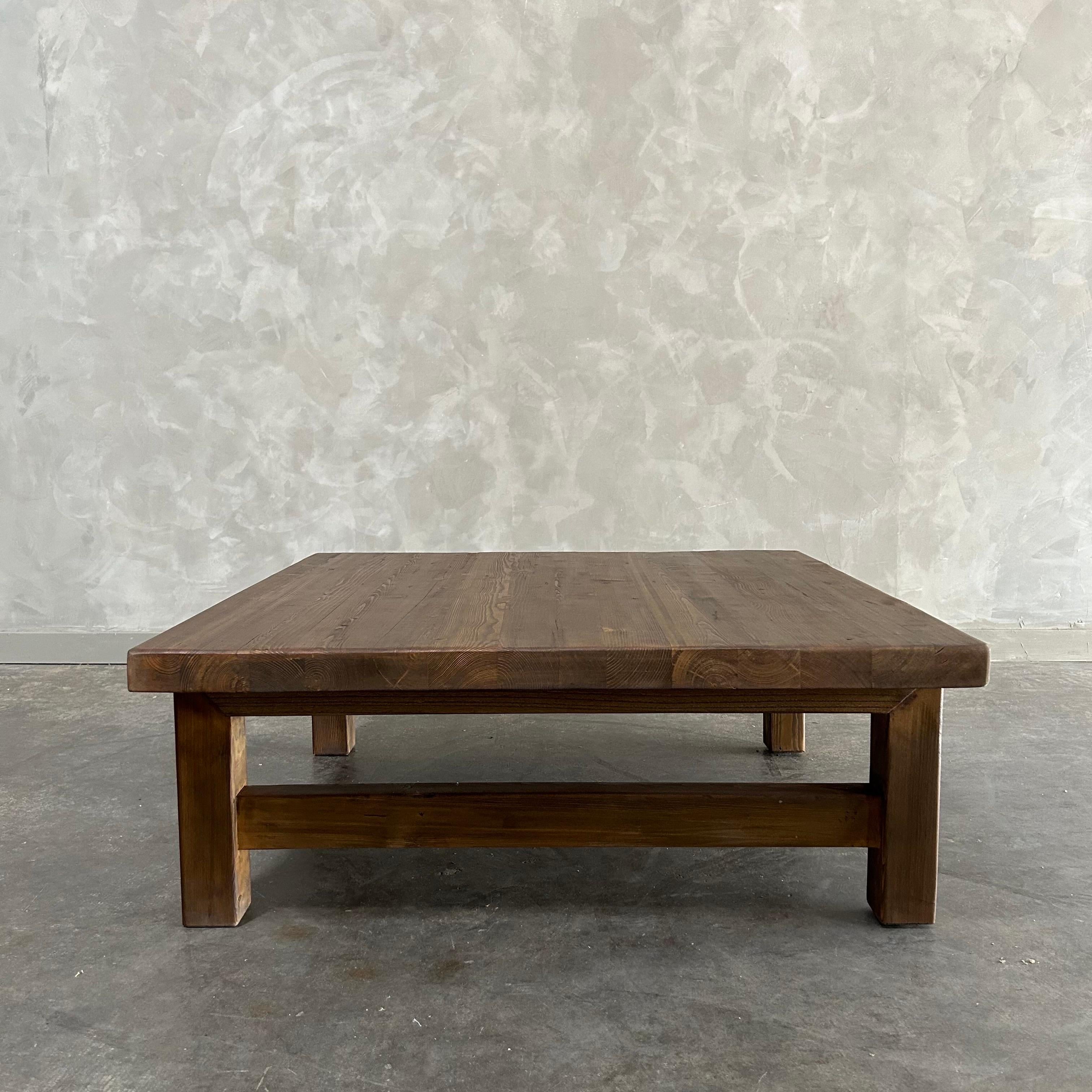 Mesa de centro de madera de pino recuperada en venta 1
