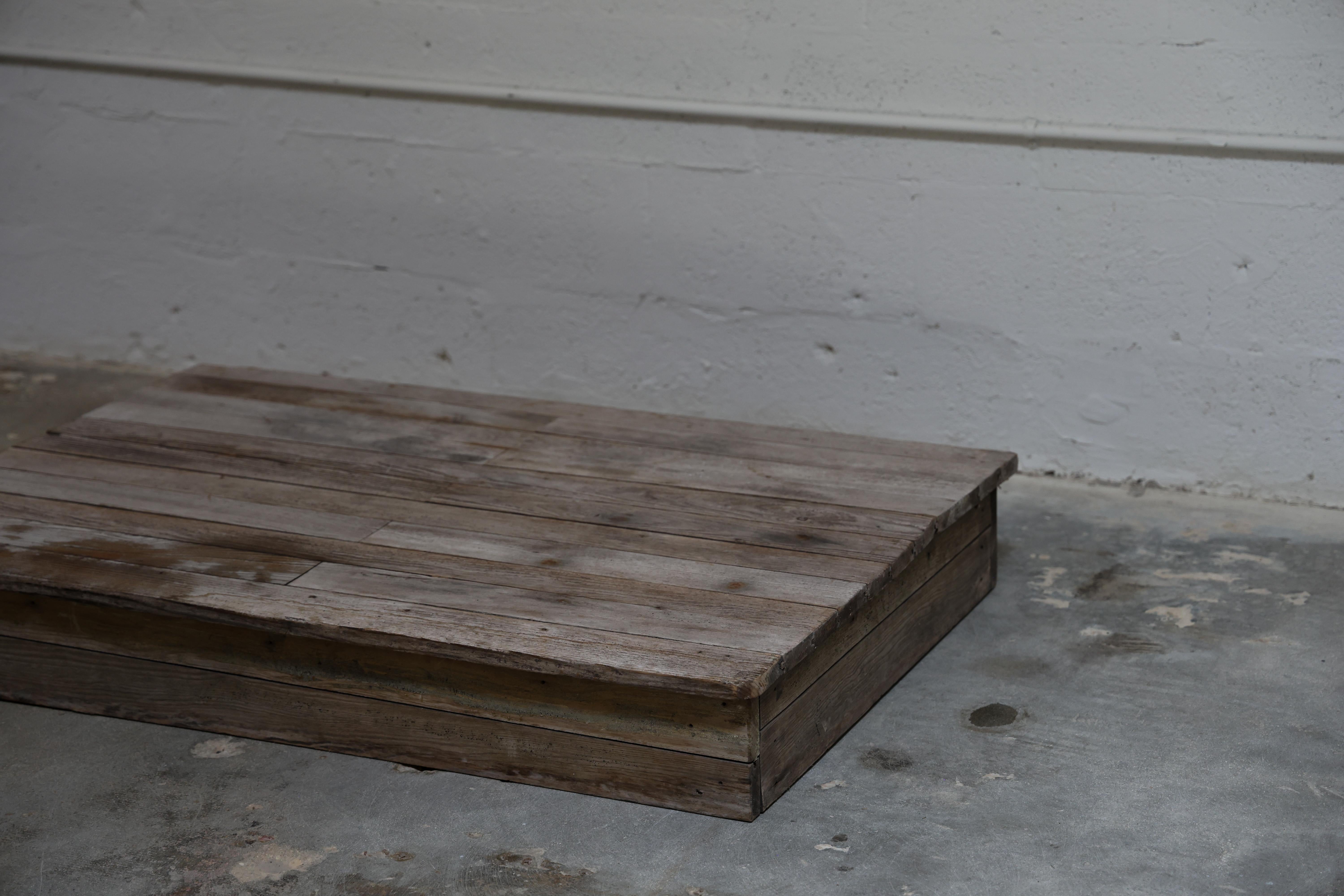Reclaimed Platform Coffee Table Bon état - En vente à Miami, FL