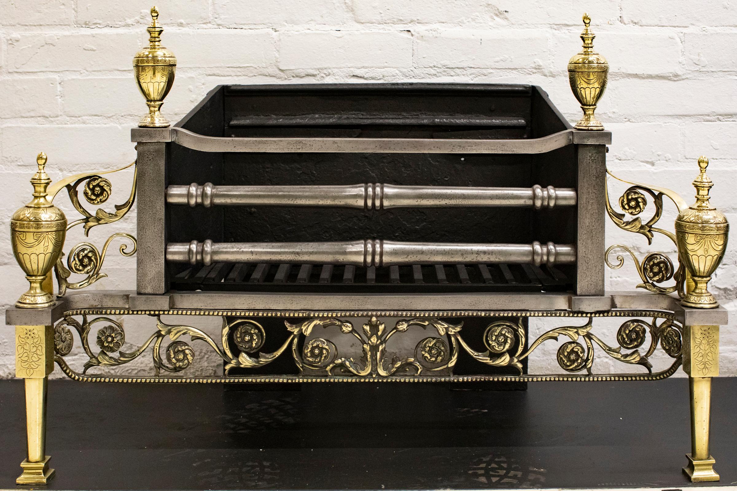 Questo squisito cesto per il fuoco, sapientemente realizzato in ghisa e impreziosito da eleganti accenti in ottone, è caratterizzato da intricati dettagli floreali e da un grembiule dettagliato che mostra dei fiori vorticosi. Ogni terminale è