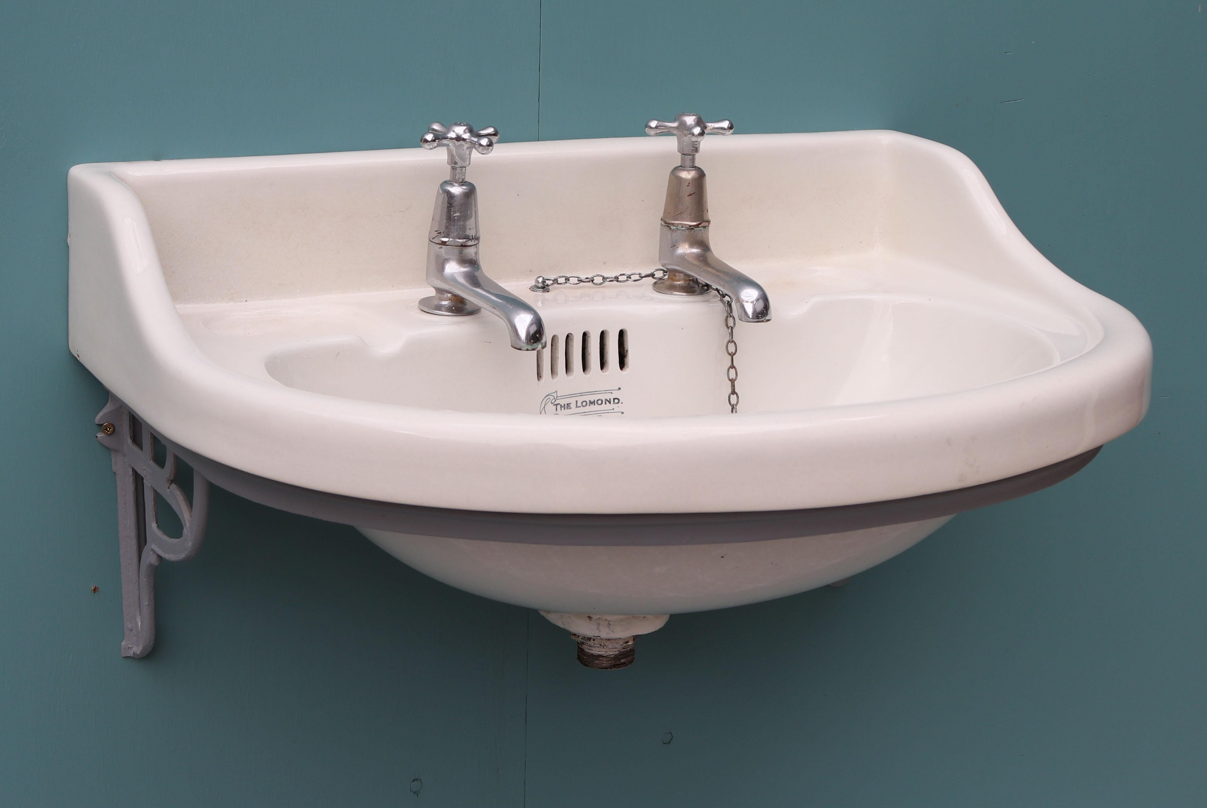Reclaimed Porcelain Wash Basin / Sink In Fair Condition In Wormelow, Herefordshire