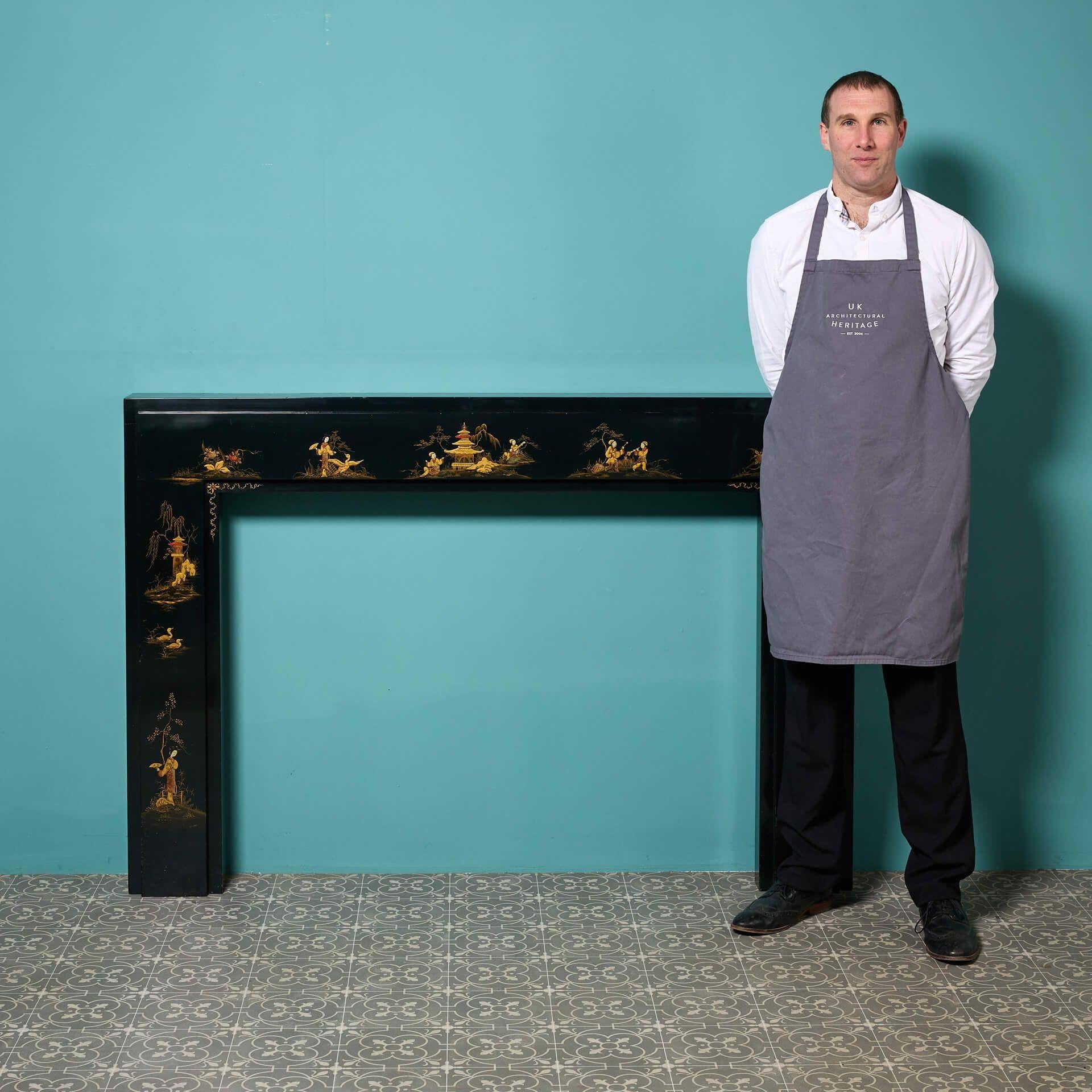 Une rare cheminée de récupération peinte en Chinoiserie noire avec un style et une forme uniques.

Une cheminée aussi remarquable conviendrait aussi bien aux intérieurs modernes qu'aux intérieurs traditionnels.

La frise et les jambages sont ornés