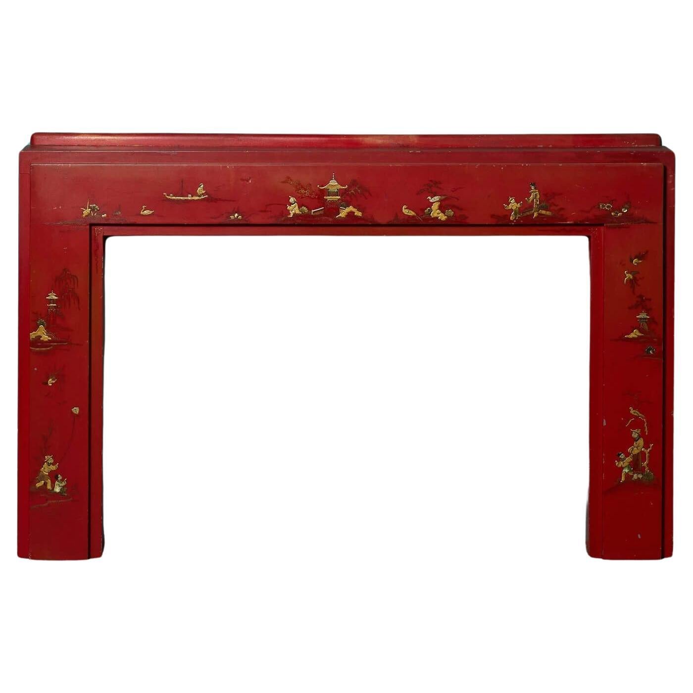 Cheminée rouge peinte de style chinoiserie récupérée