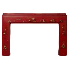 Cheminée rouge peinte de style chinoiserie récupérée