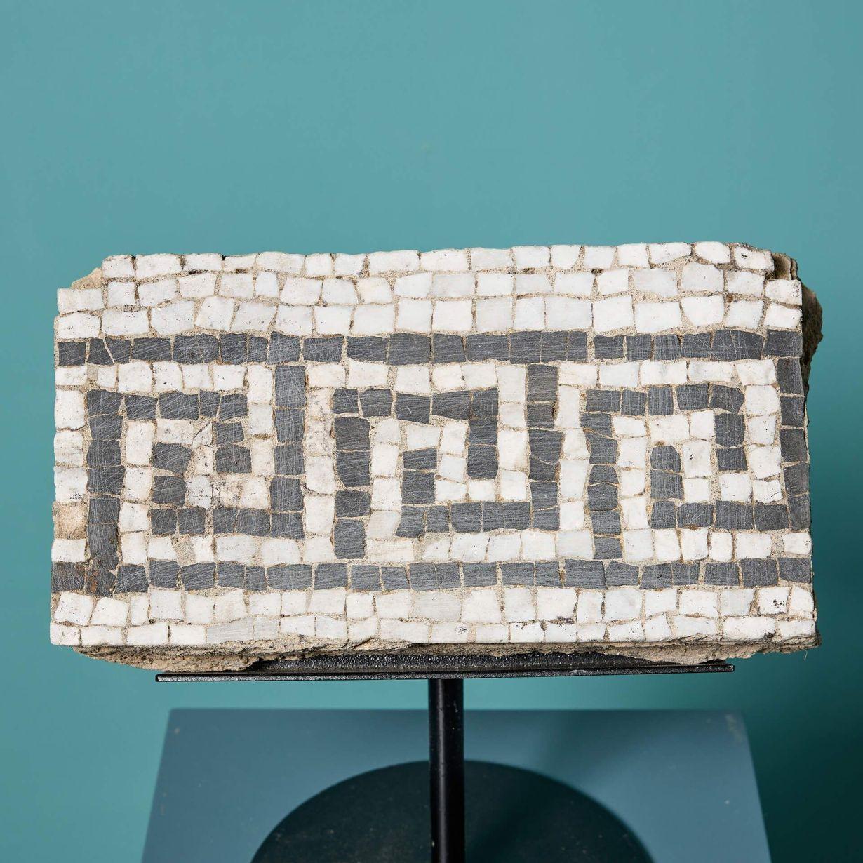Grand Tour Frammento di pavimento a mosaico di stile romano recuperato su supporto in vendita