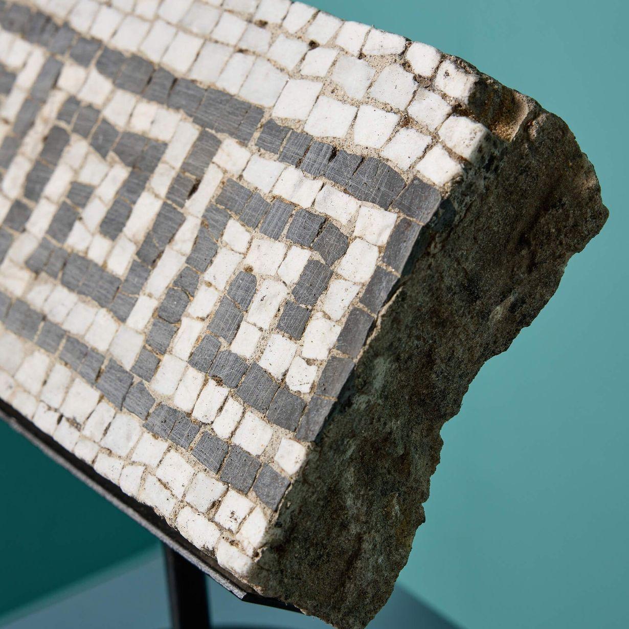 Inglese Frammento di pavimento a mosaico di stile romano recuperato su supporto in vendita