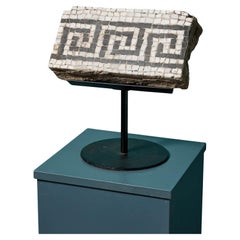 Aufgearbeitetes Mosaikbodenfragment im römischen Stil auf Stand