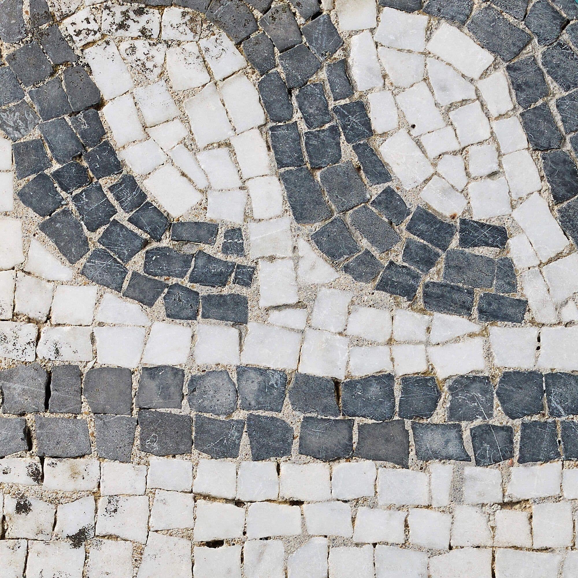Reclaimiertes Mosaik-Fragment im römischen Stil auf Ständer (Grand Tour) im Angebot