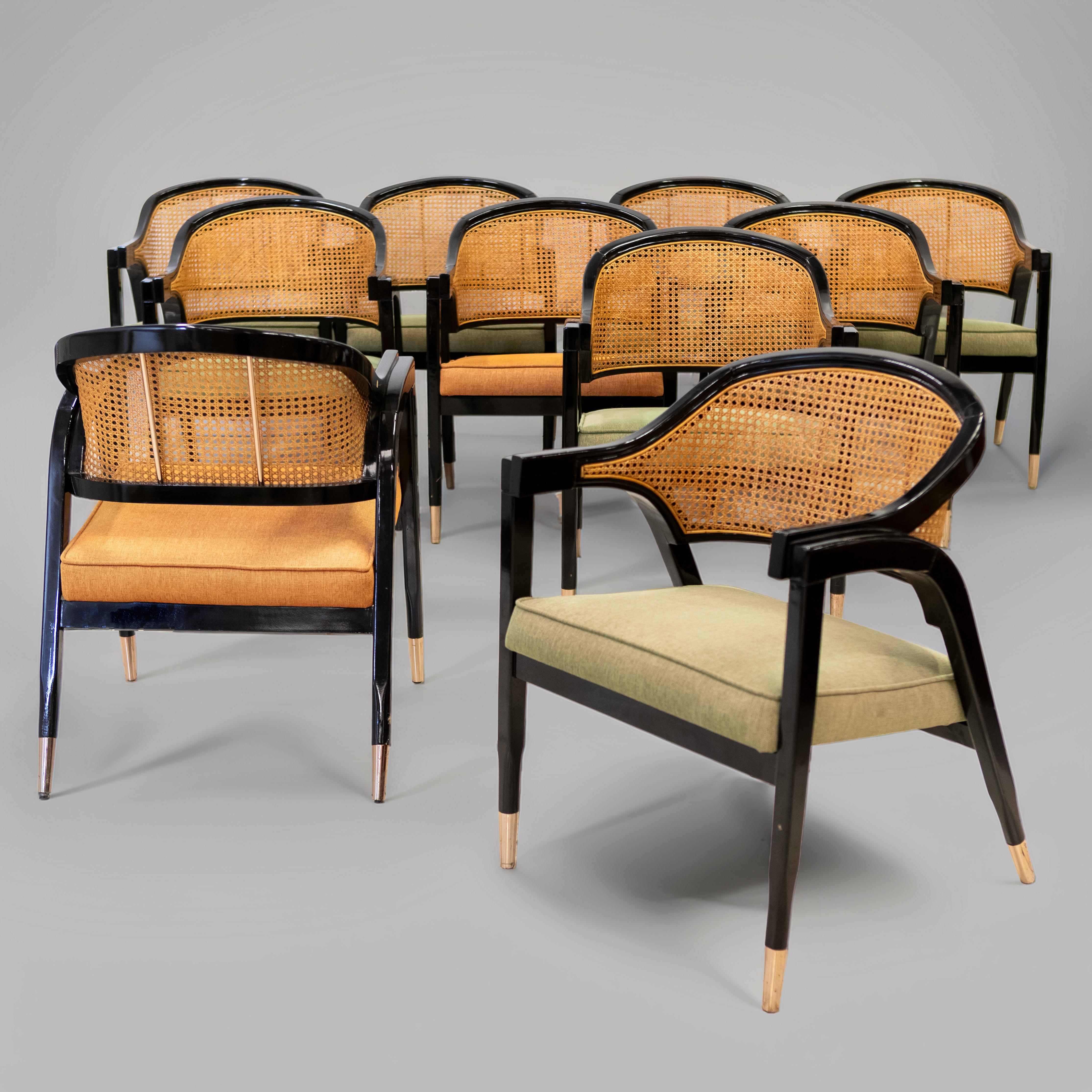 Un set di 10 sedie da pranzo con una struttura in legno aerodinamica ispirata all'America di metà secolo. Un design raffinato in omaggio a Edward Wormley, figura di spicco del movimento modernista, famoso per aver trasformato l'arredamento americano