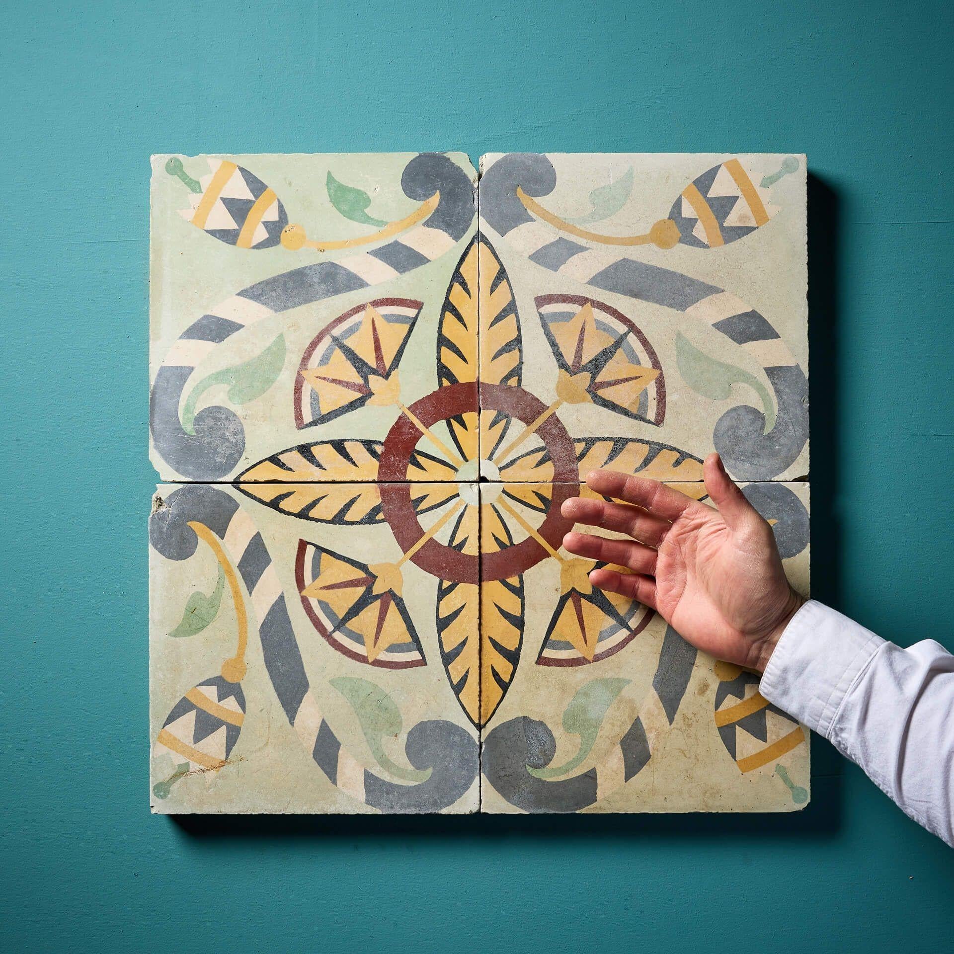 Un set di 4 piastrelle in cemento encausto recuperate che formano un pannello decorativo quadrato di 50 x 50 cm. Realizzate in cemento, queste piastrelle di recupero da 10 pollici creano un bellissimo motivo floreale composto da tonalità gialle,