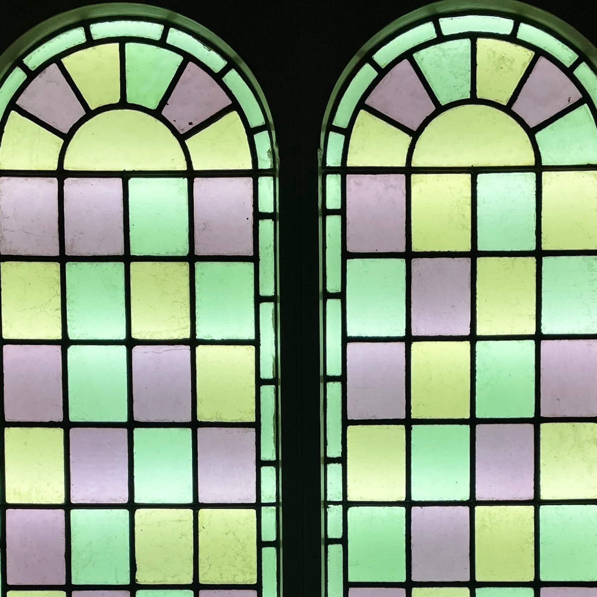 Ein großes, wiederhergestelltes, gewölbtes Buntglas-Doppelfenster mit Rahmen, das aus einer Kapelle von 1850 stammt. Dieses große, farbenfrohe Doppelfenster ist derzeit in einem originalen Kiefernrahmen befestigt.

Die um 1880 entstandenen Paneele