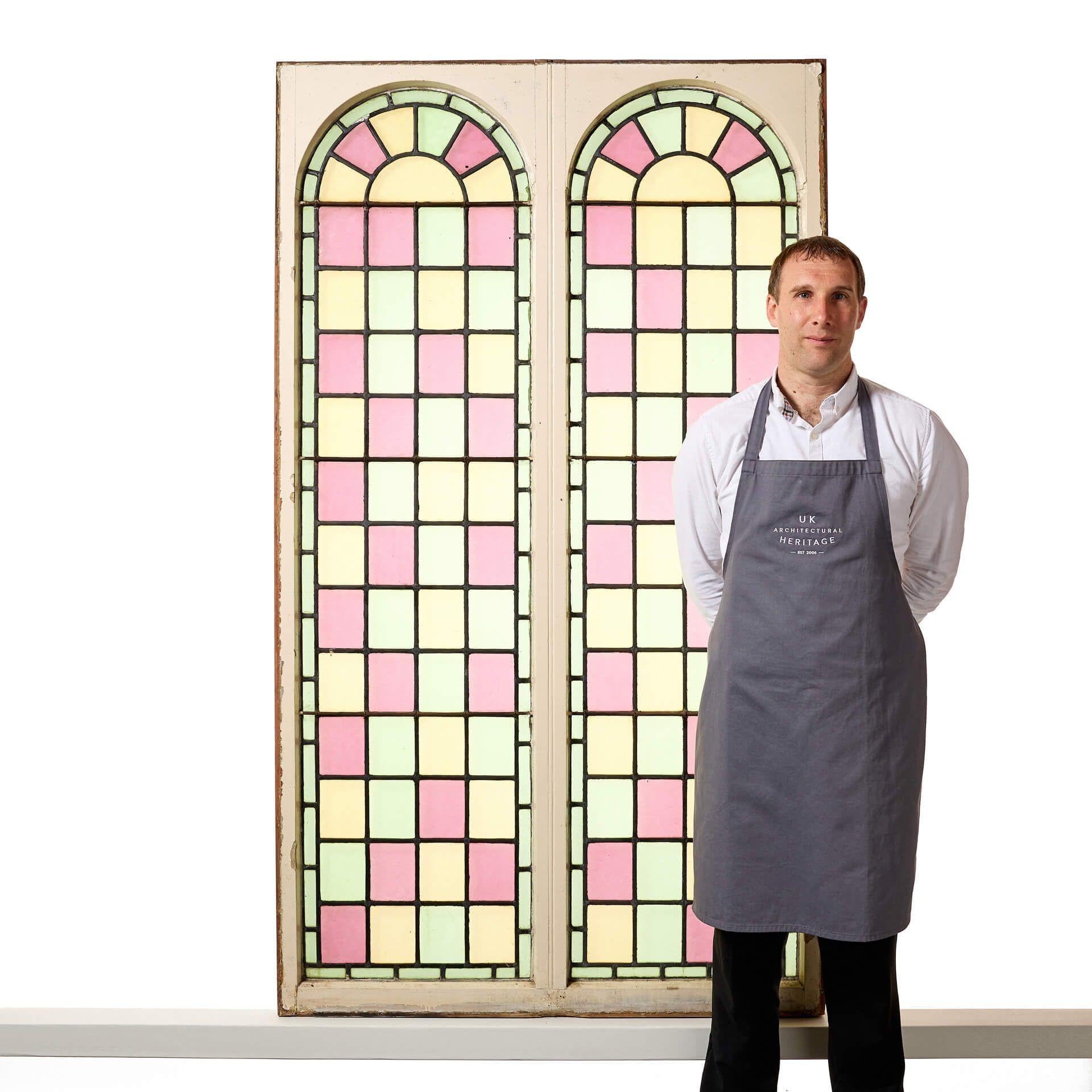 Una gran vidriera doble en arco recuperada con marco, procedente de una capilla construida en 1850. De gran tamaño, esta colorida ventana doble está actualmente fijada en un marco original de pino.

Fechados hacia 1880, los paneles están decorados