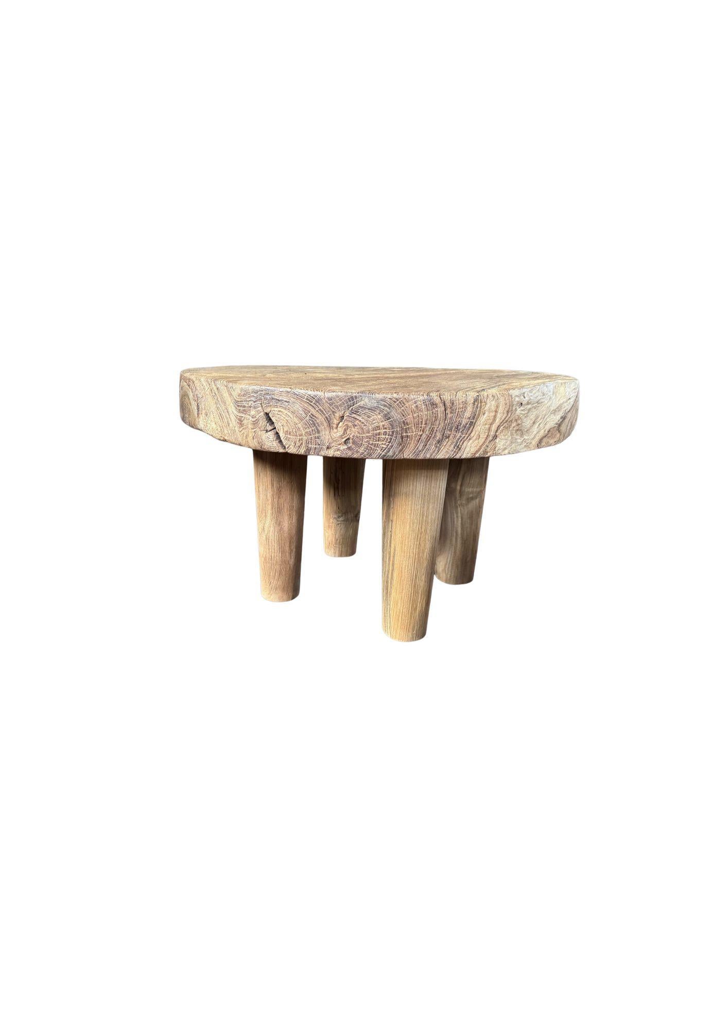 Cette table d'appoint ronde est fabriquée à partir de bois de teck récupéré, mettant en valeur les belles textures, les motifs de grain et les imperfections naturelles que seul le temps peut créer. Son plateau massif met en valeur les anneaux
