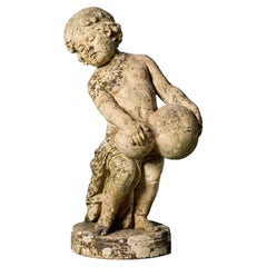 Statue ou fontaine ancienne en terre cuite représentant un garçon avec une cruche d'eau