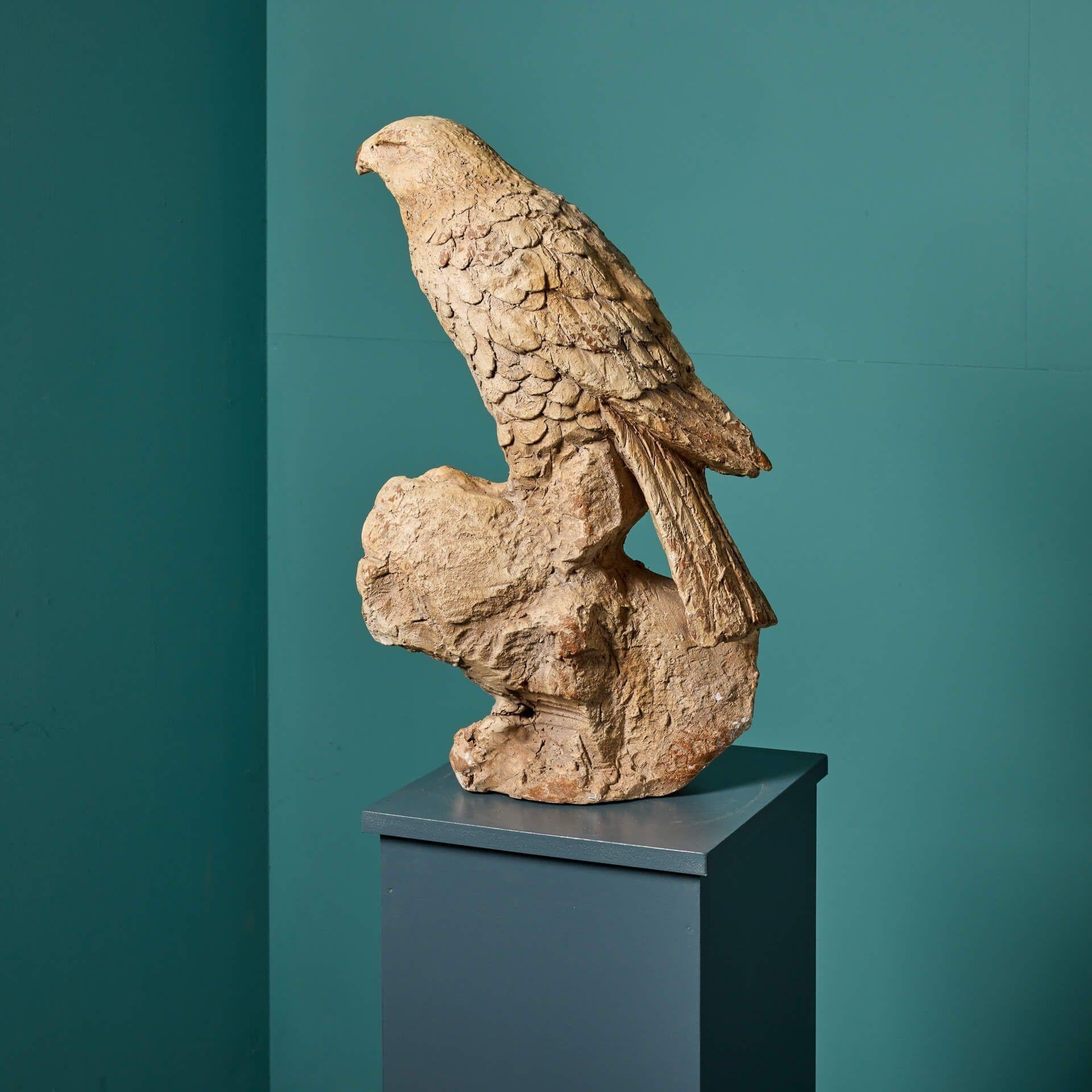 Anglais Modèle de sculpture d'oiseau de proie en terre cuite recyclée en vente