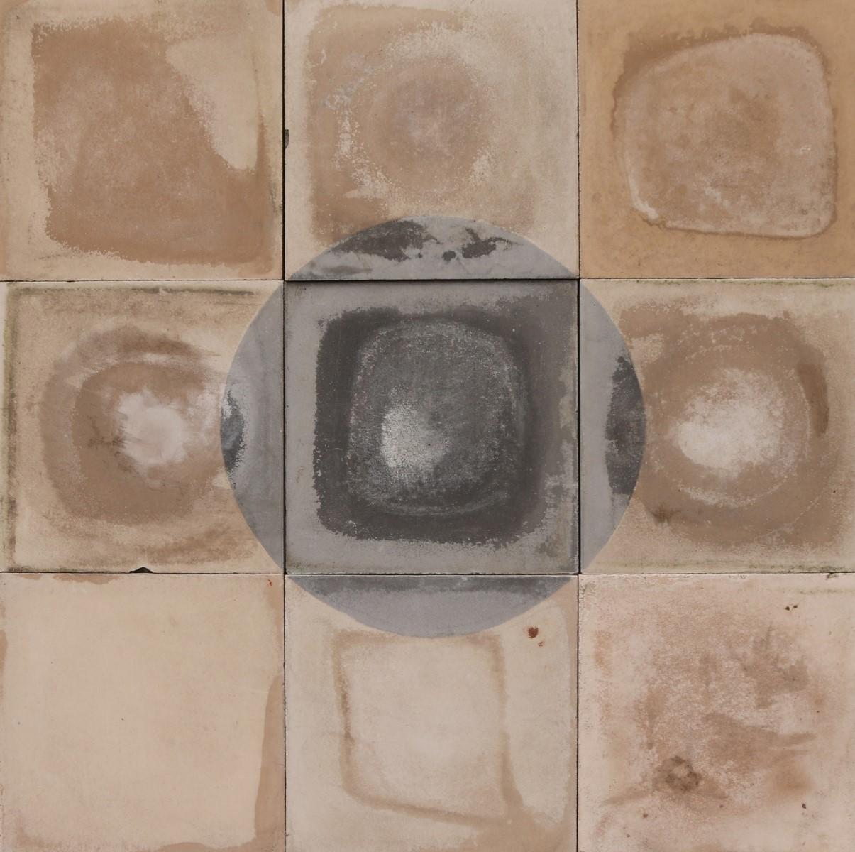 Ein Stapel von 37 wiederverwendeten Zementfliesen mit einem schwarz-weißen Kreismuster. Diese Fliesen bedecken 1,4 m2 oder 15 ft2. Geeignet für Wand und Boden.

Die 37 Steine bilden 4 vollständige Kreismuster (1 im Hauptbild).

Verwitterte
