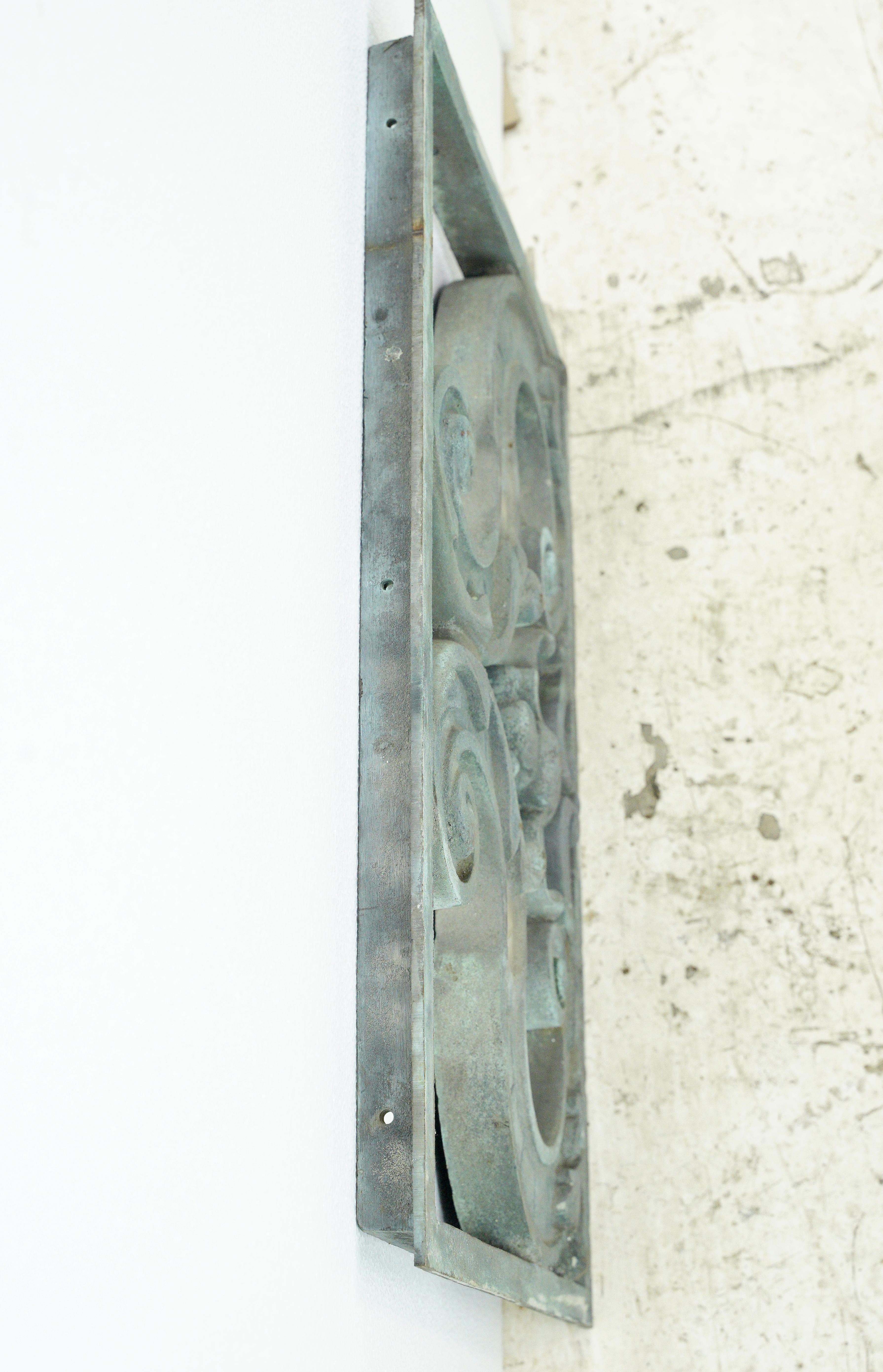 Reclaimierte Verdigris- Außenwandplatte aus Bronzeguss (Gegossen) im Angebot