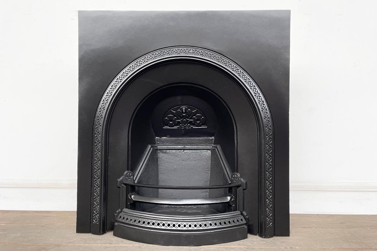 A good sized reclaimed Victorian arched cast iron fireplace insert. Circa 1860.

The insert has the lesser seen solid clay base for the grate. This style of grate was advertised as a ''slow combustion grate'' and boasted saving 30-40% in fuel over